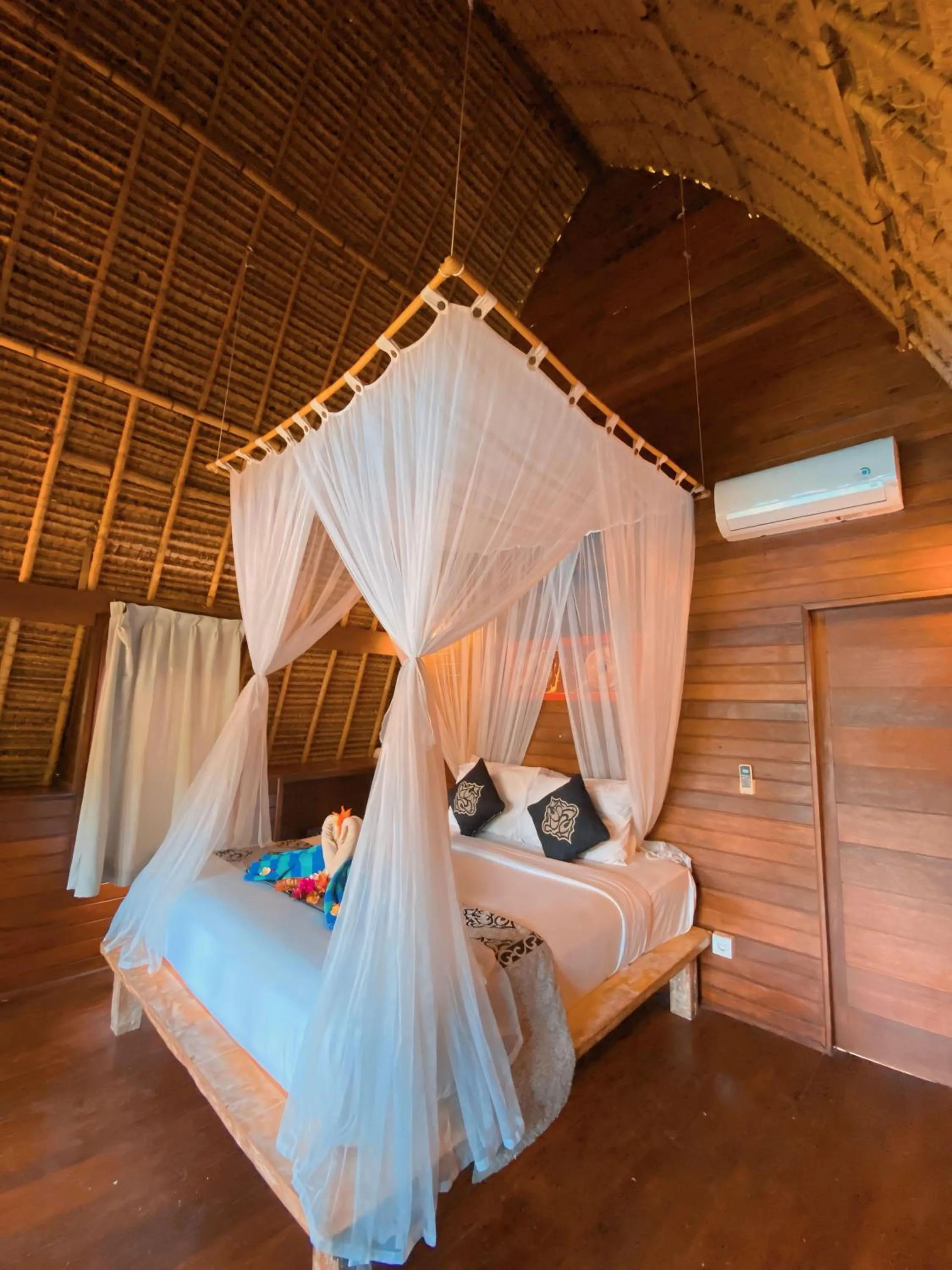 Bed in Harta Lembongan Villas