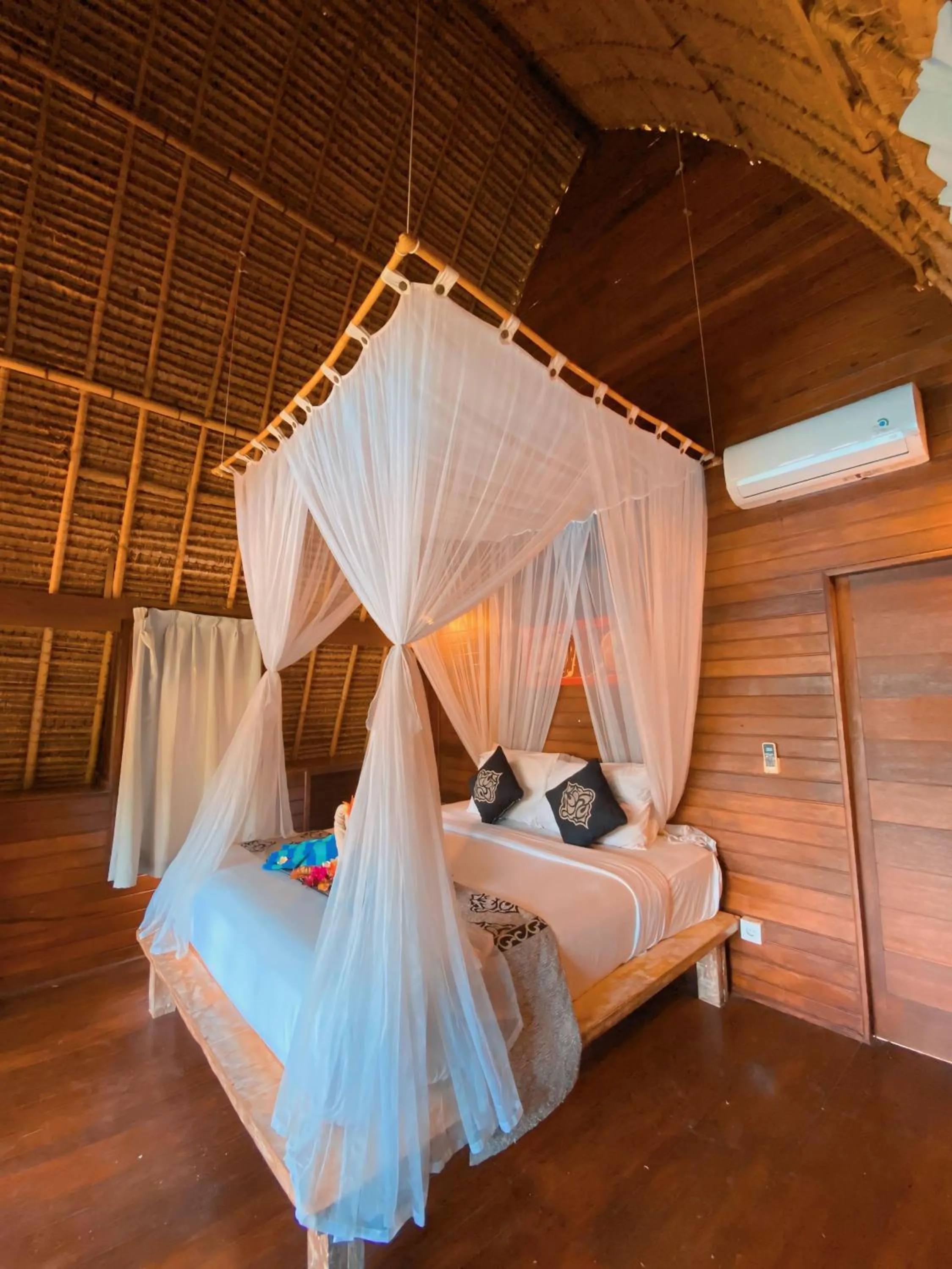 Bed in Harta Lembongan Villas