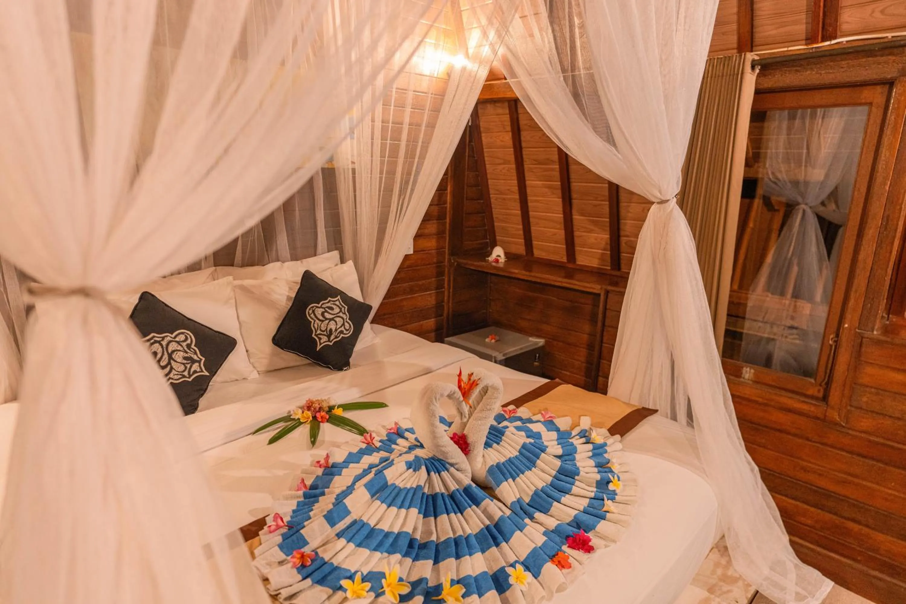 Bed in Harta Lembongan Villas