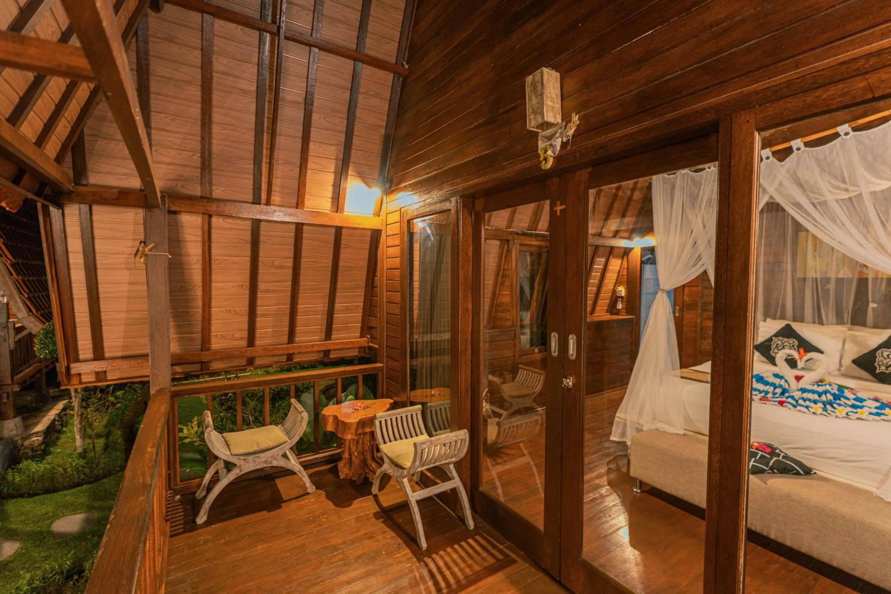 Bed in Harta Lembongan Villas