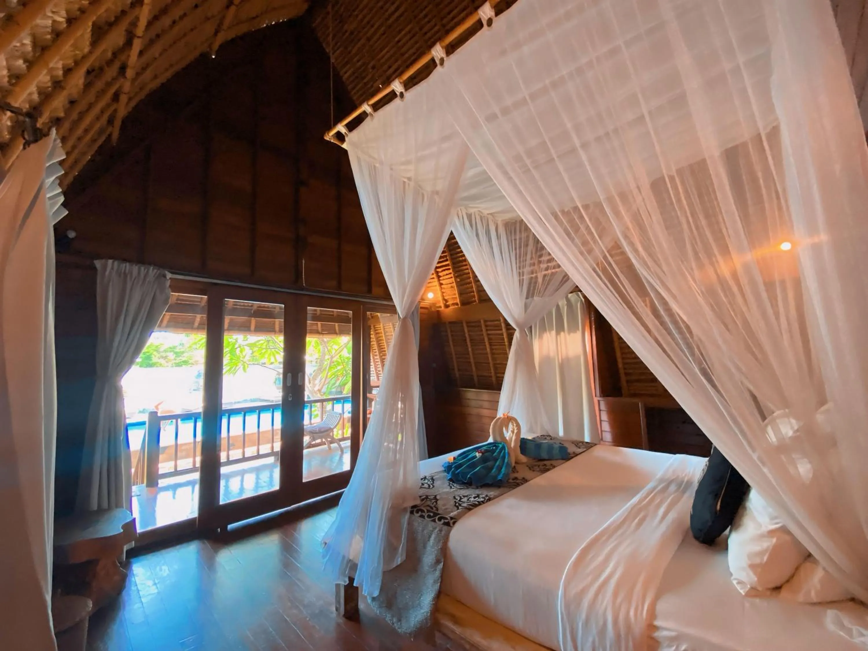 Bed in Harta Lembongan Villas