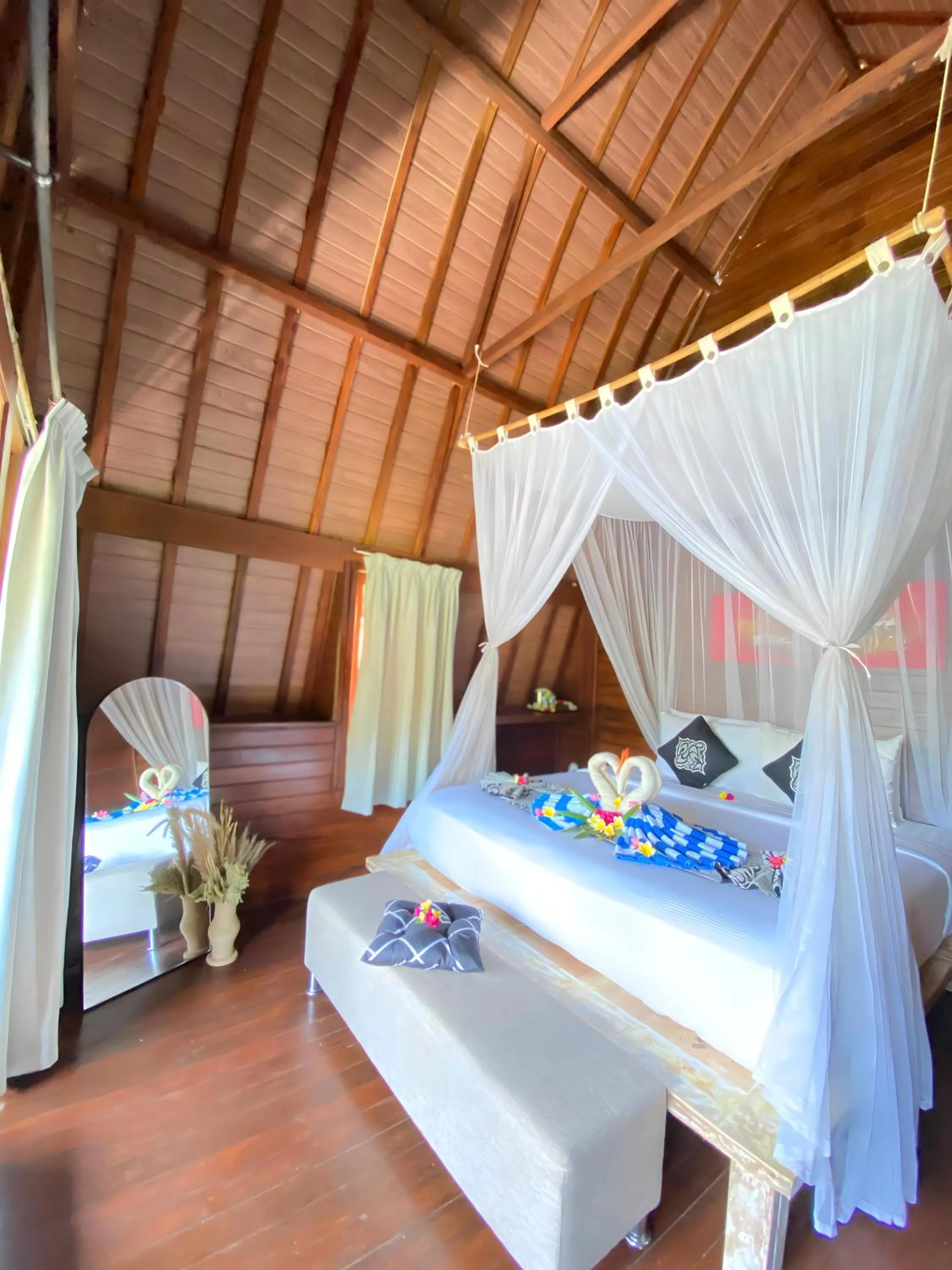 Property building, Bed in Harta Lembongan Villas