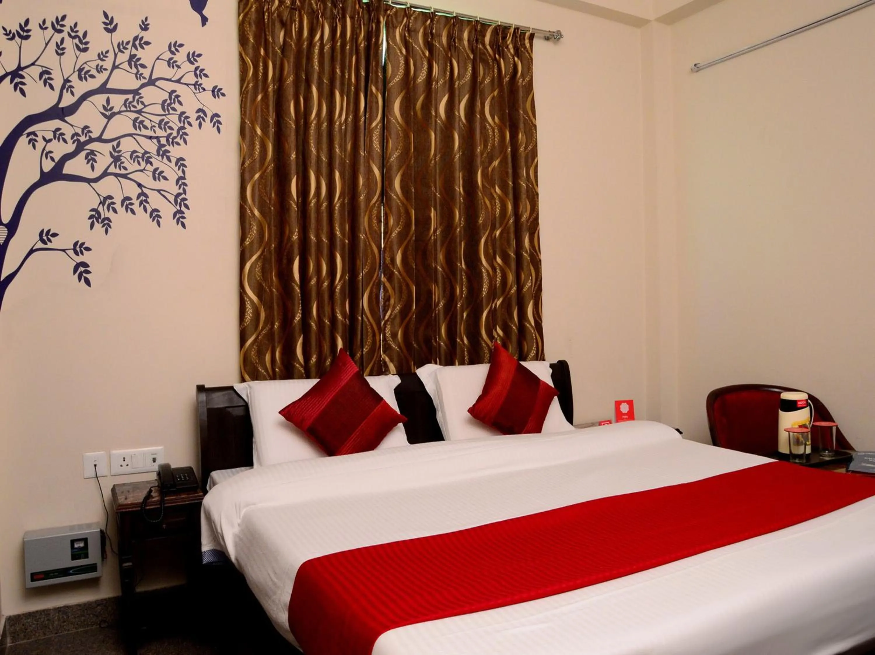 Photo of the whole room, Bed in Kalyan Heritage