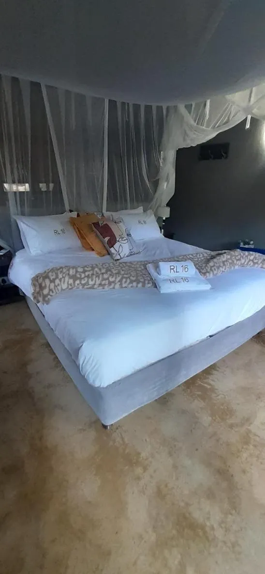 Property building, Bed in Hoedspruit Raptors Lodge N16