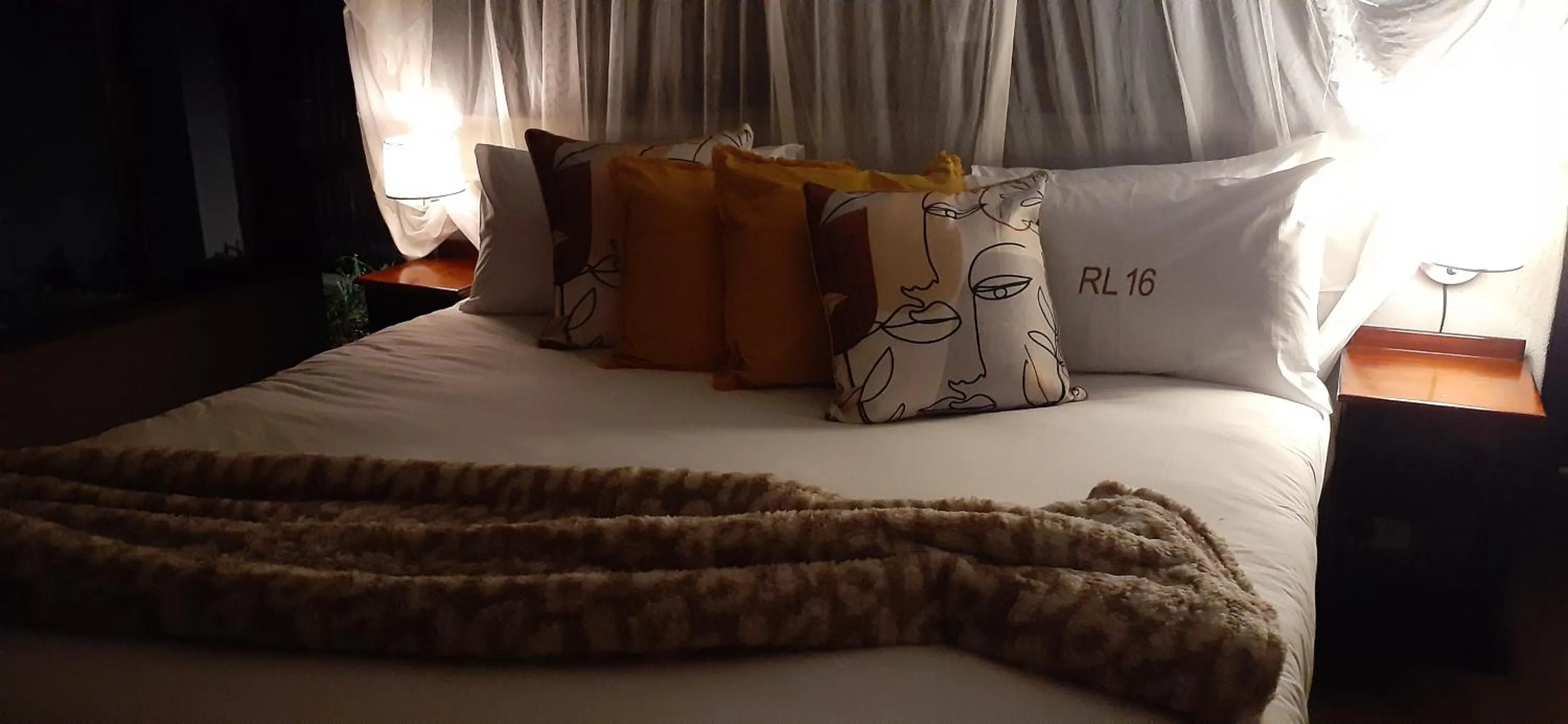 Property building, Bed in Hoedspruit Raptors Lodge N16