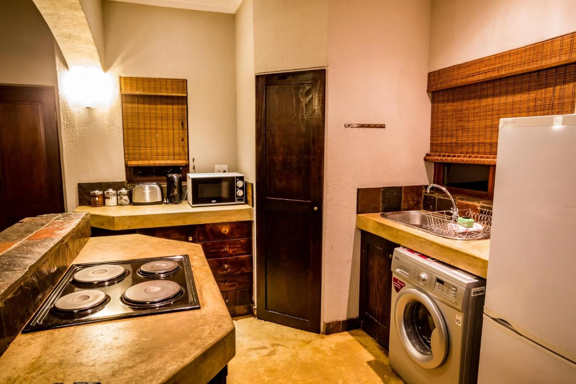 Night in Hoedspruit Raptors Lodge N16