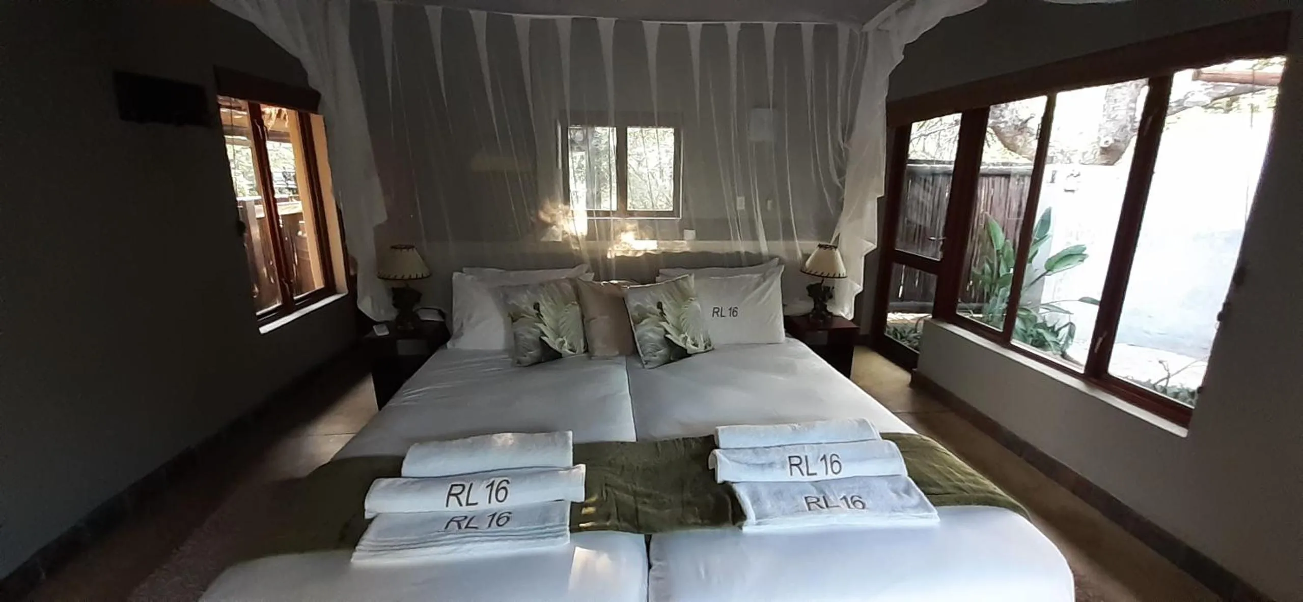 Property building, Bed in Hoedspruit Raptors Lodge N16