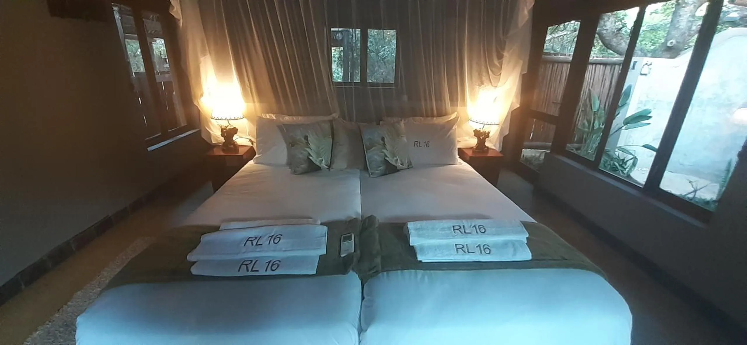 Property building, Bed in Hoedspruit Raptors Lodge N16