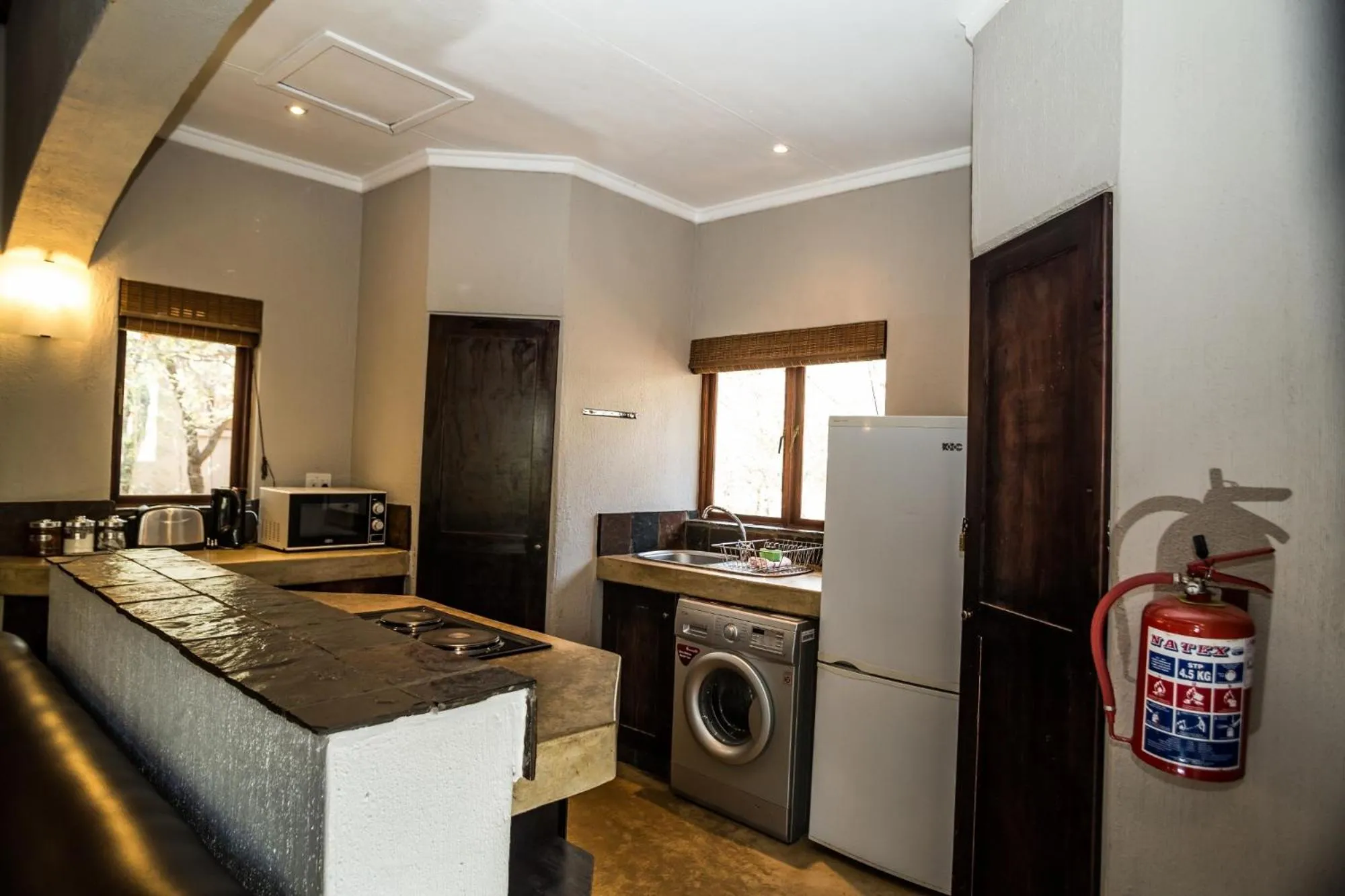 Kitchen or kitchenette in Hoedspruit Raptors Lodge N16