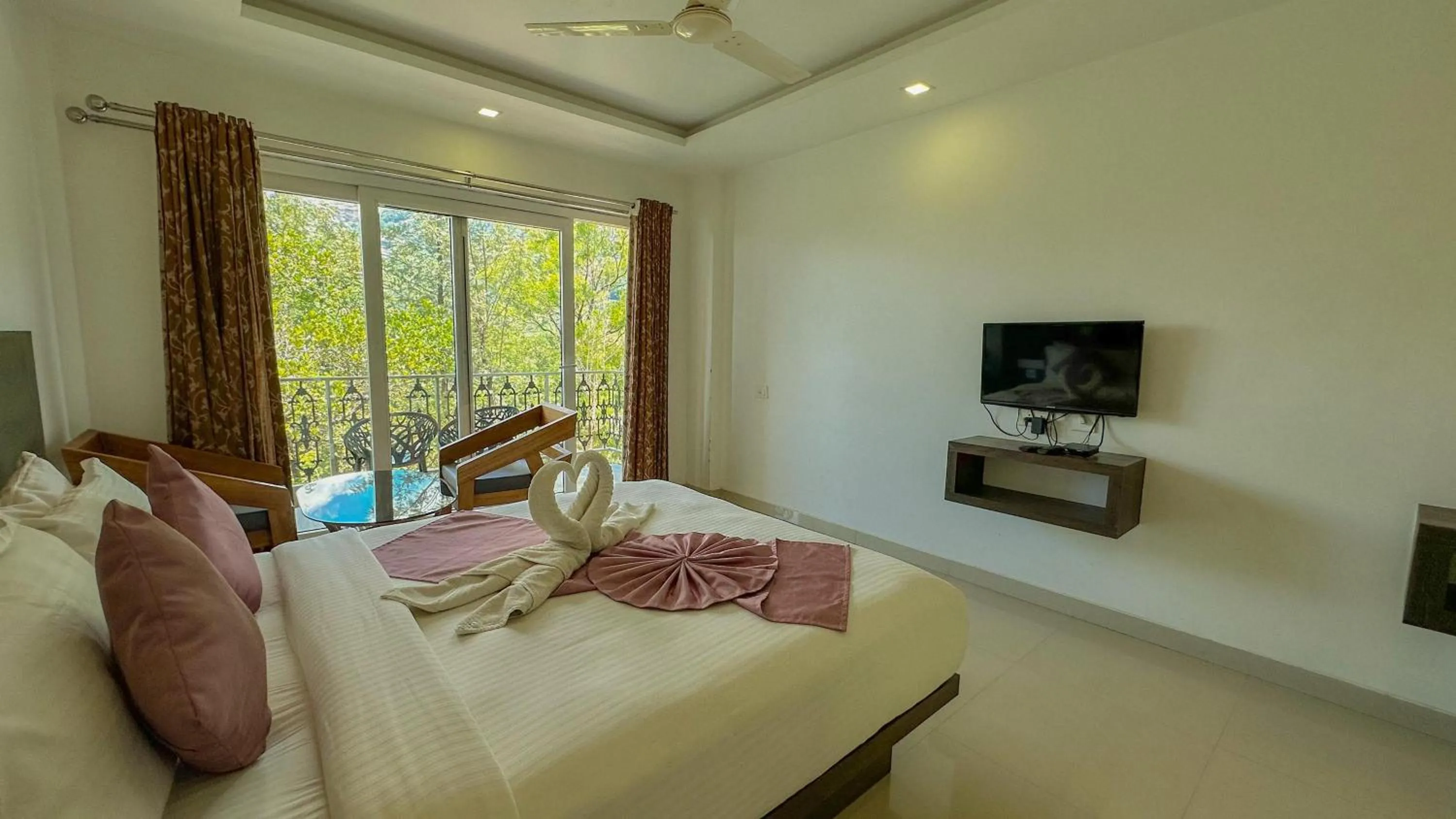 Communal lounge/ TV room, Bed in The Heights Munnar