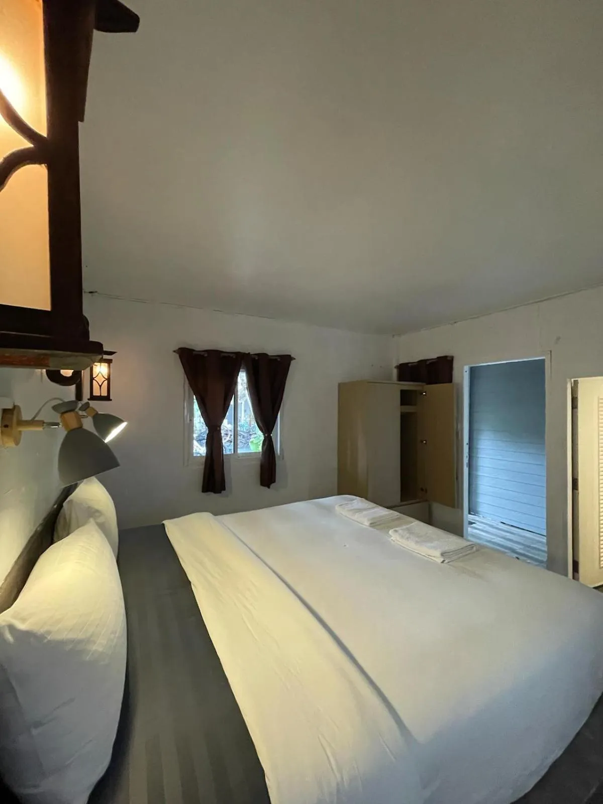 Bed in New Harrys Sunset Resort - Klong Nin Beach