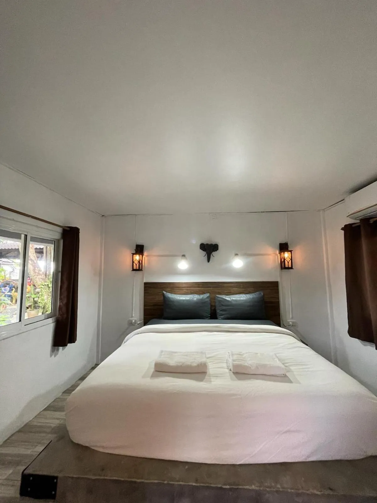 Bed in New Harrys Sunset Resort - Klong Nin Beach
