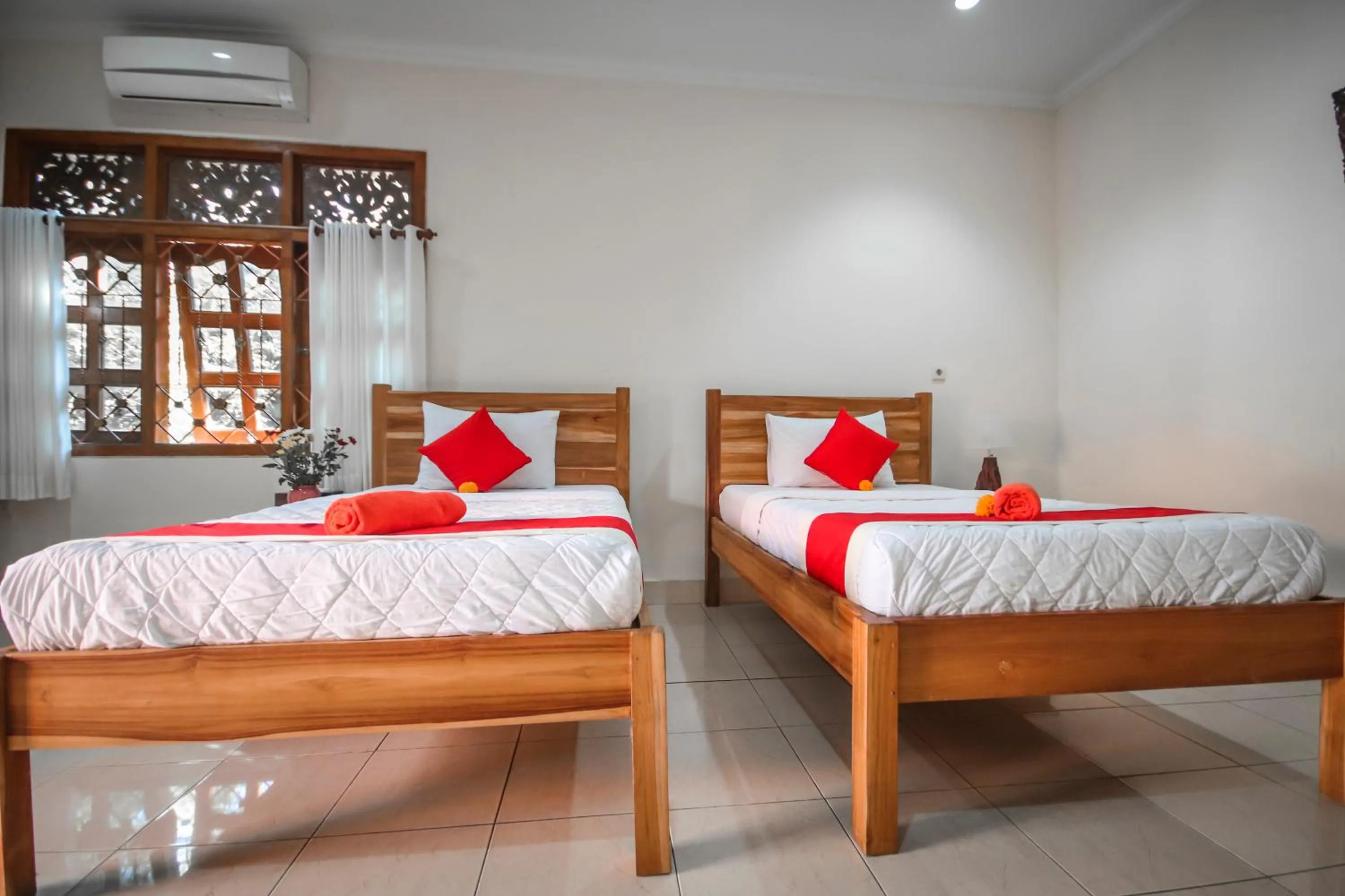 Photo of the whole room, Bed in Satya House Ubud