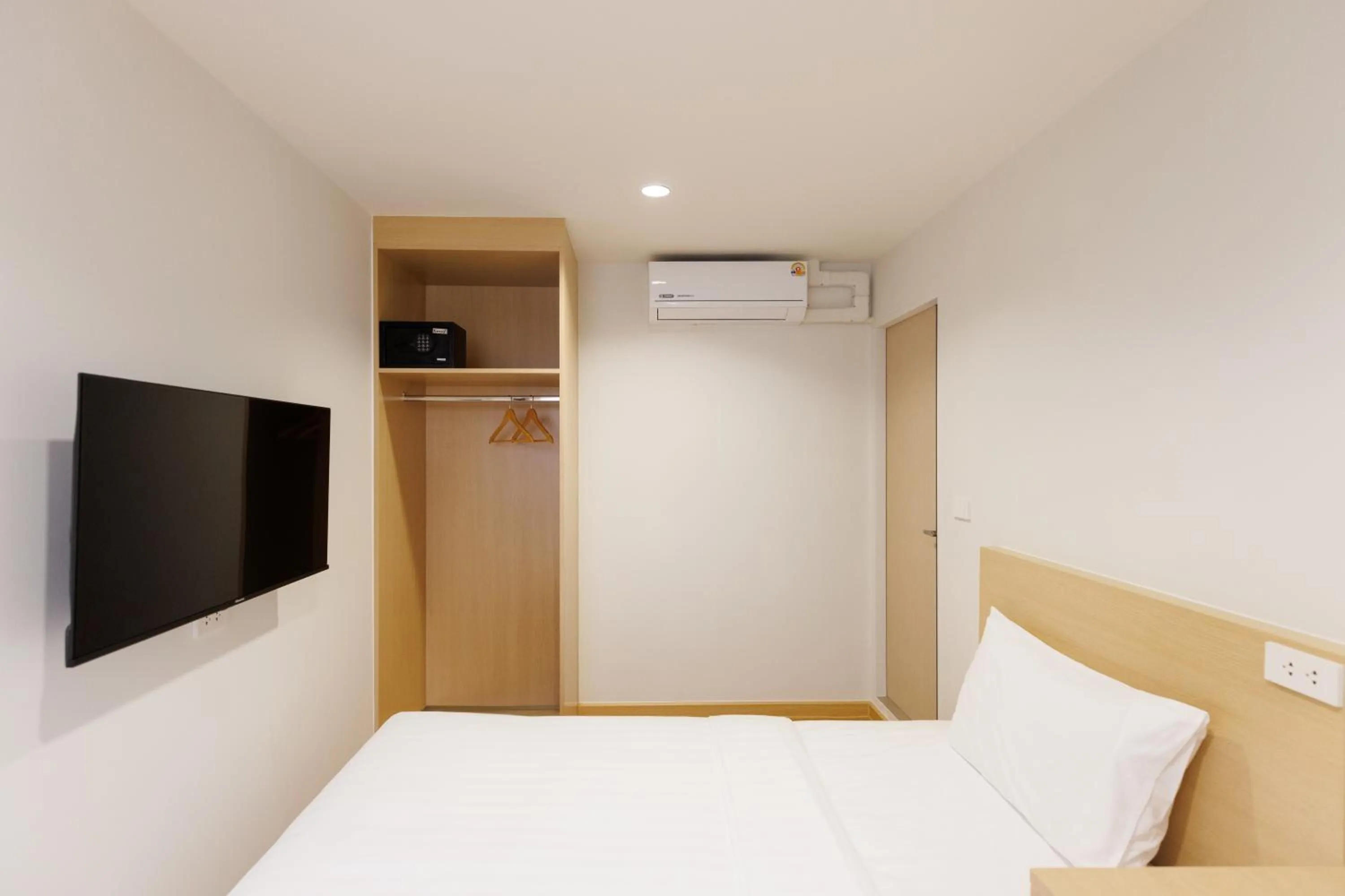 TV and multimedia, Bed in Takka Hotel - Bearing