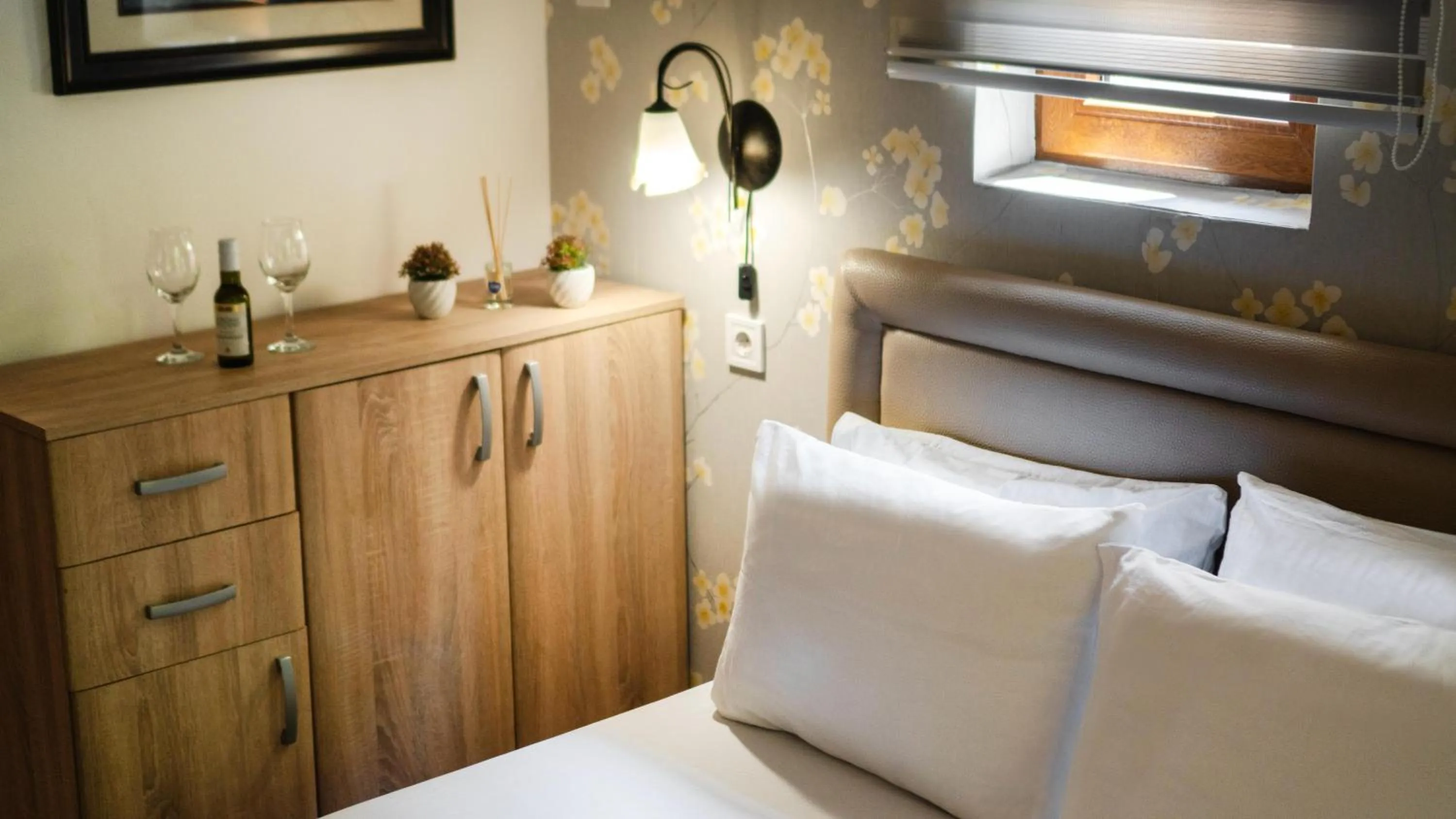 Bedroom, Bed in Central Hotel & Restaurant