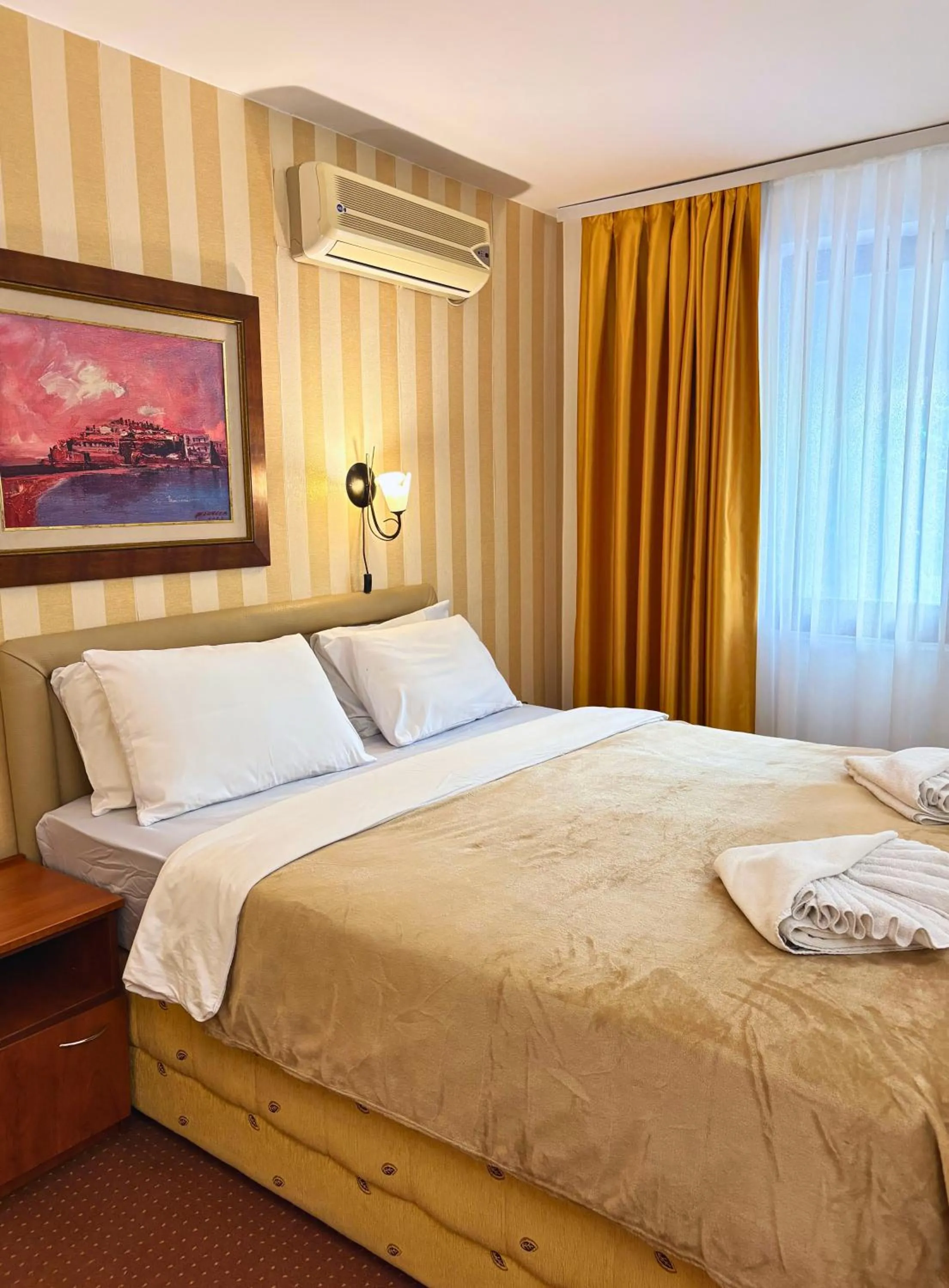 Bedroom, Bed in Central Hotel & Restaurant