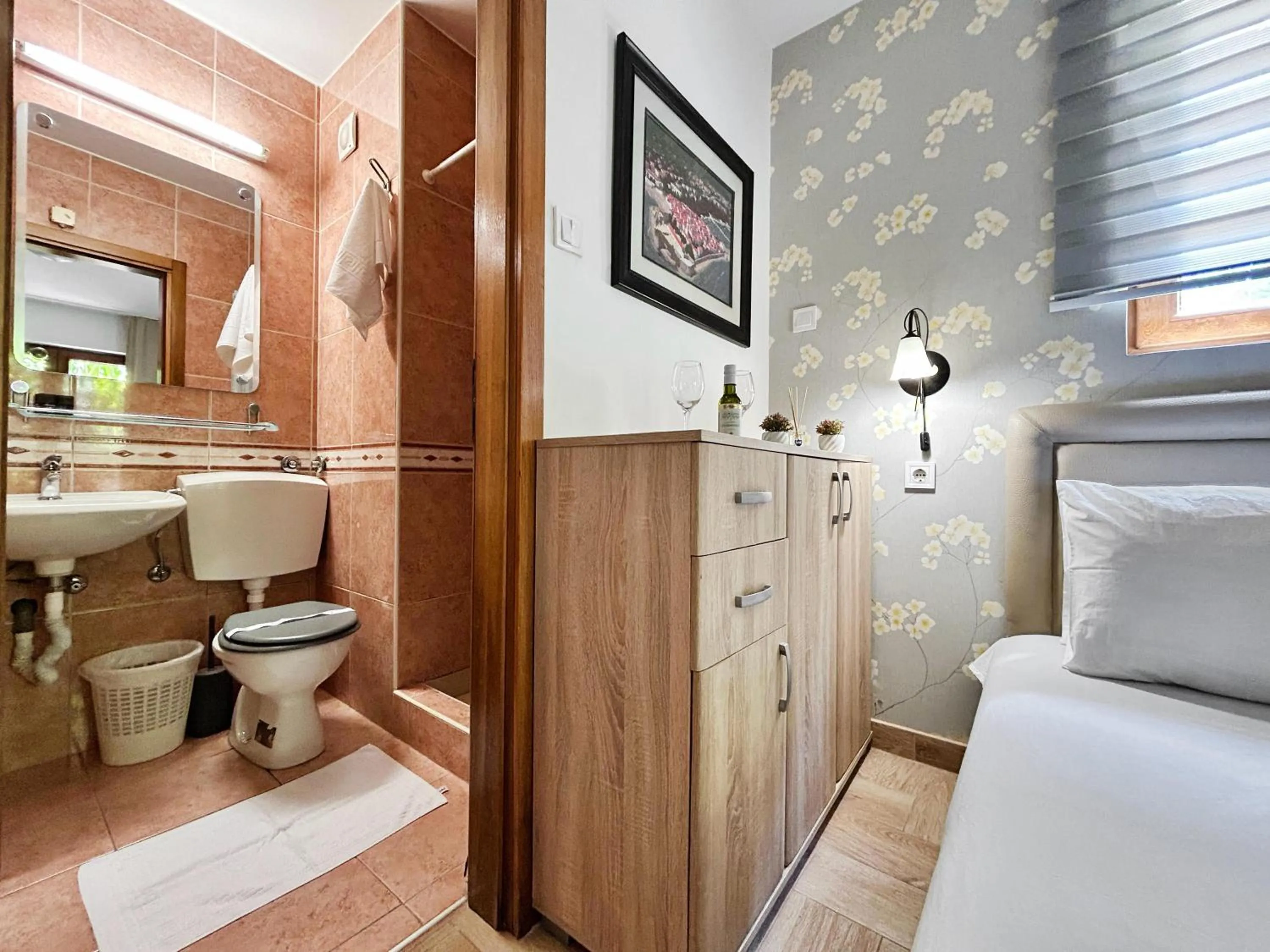 Bedroom, Bed in Central Hotel & Restaurant