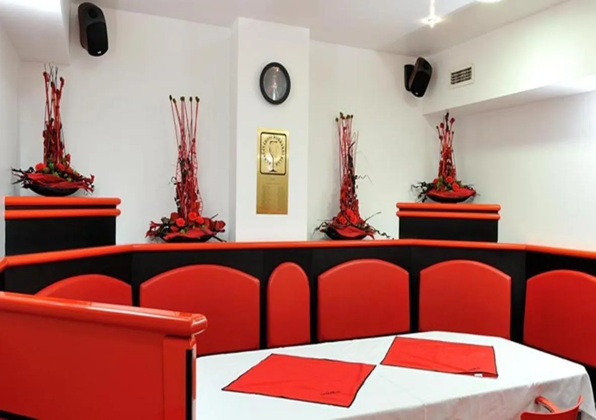 Restaurant/places to eat in Corner Hotel & Kávéház