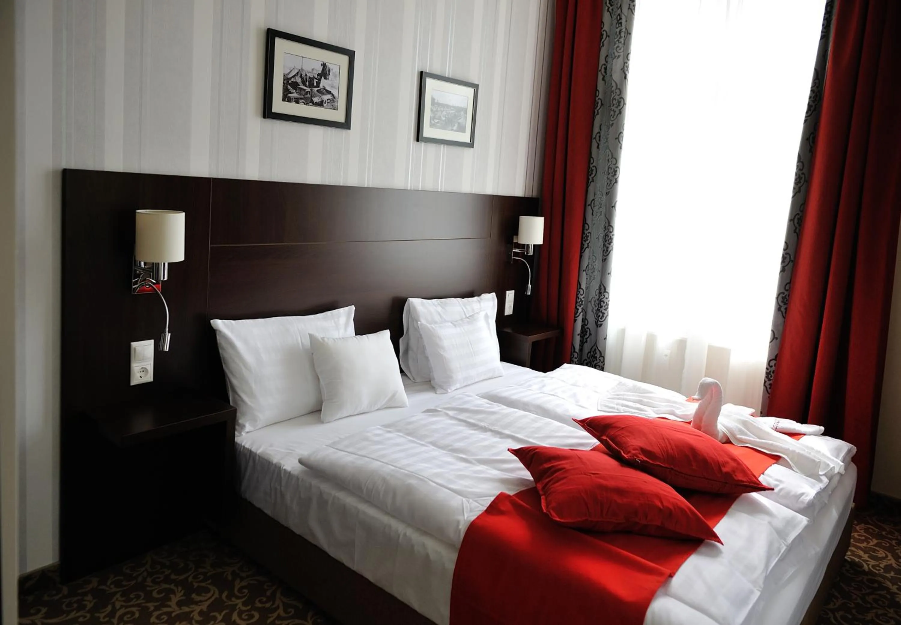 Bed in Corner Hotel & Kávéház