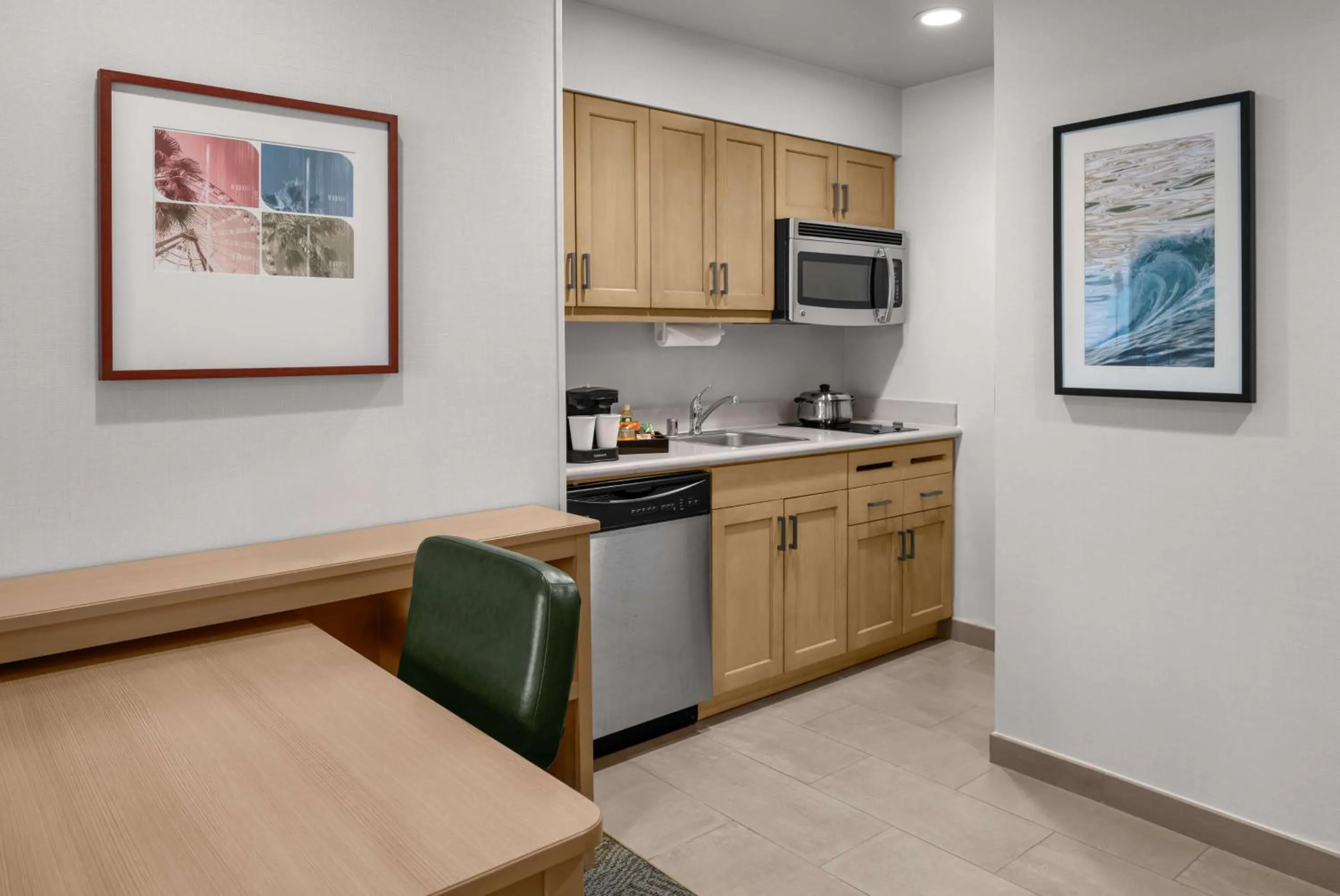 Kitchen or kitchenette in Homewood Suites by Hilton Anaheim Conv Ctr/Disneyland Main