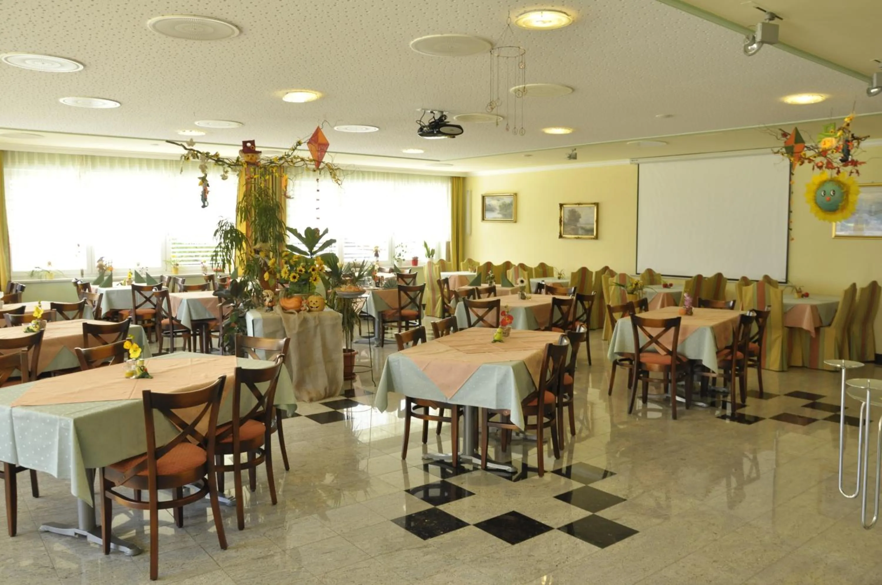 Restaurant/places to eat in Hotel Martina