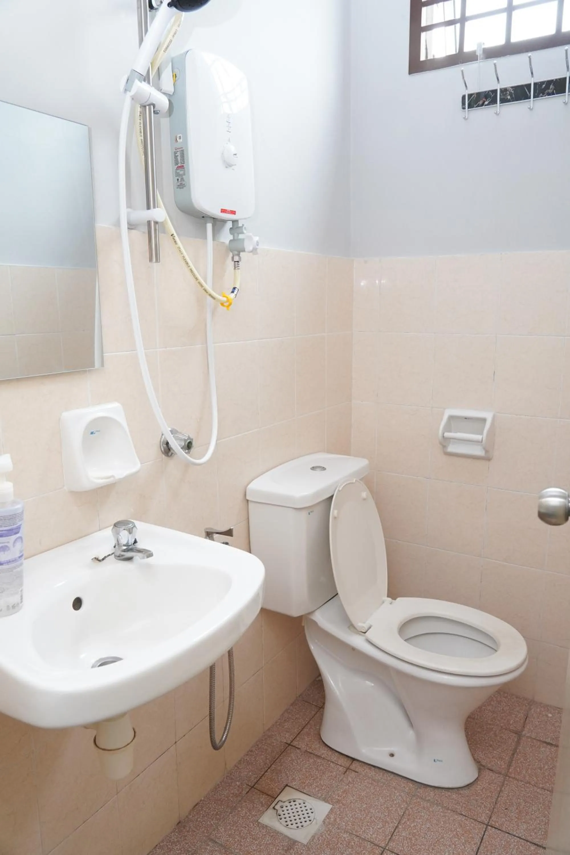 Toilet in Ir Inn Hotel