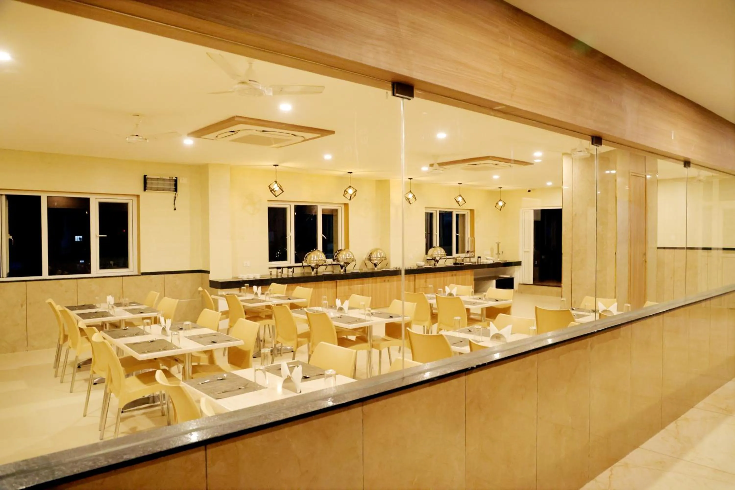 Restaurant/places to eat in Hotel Le Palace