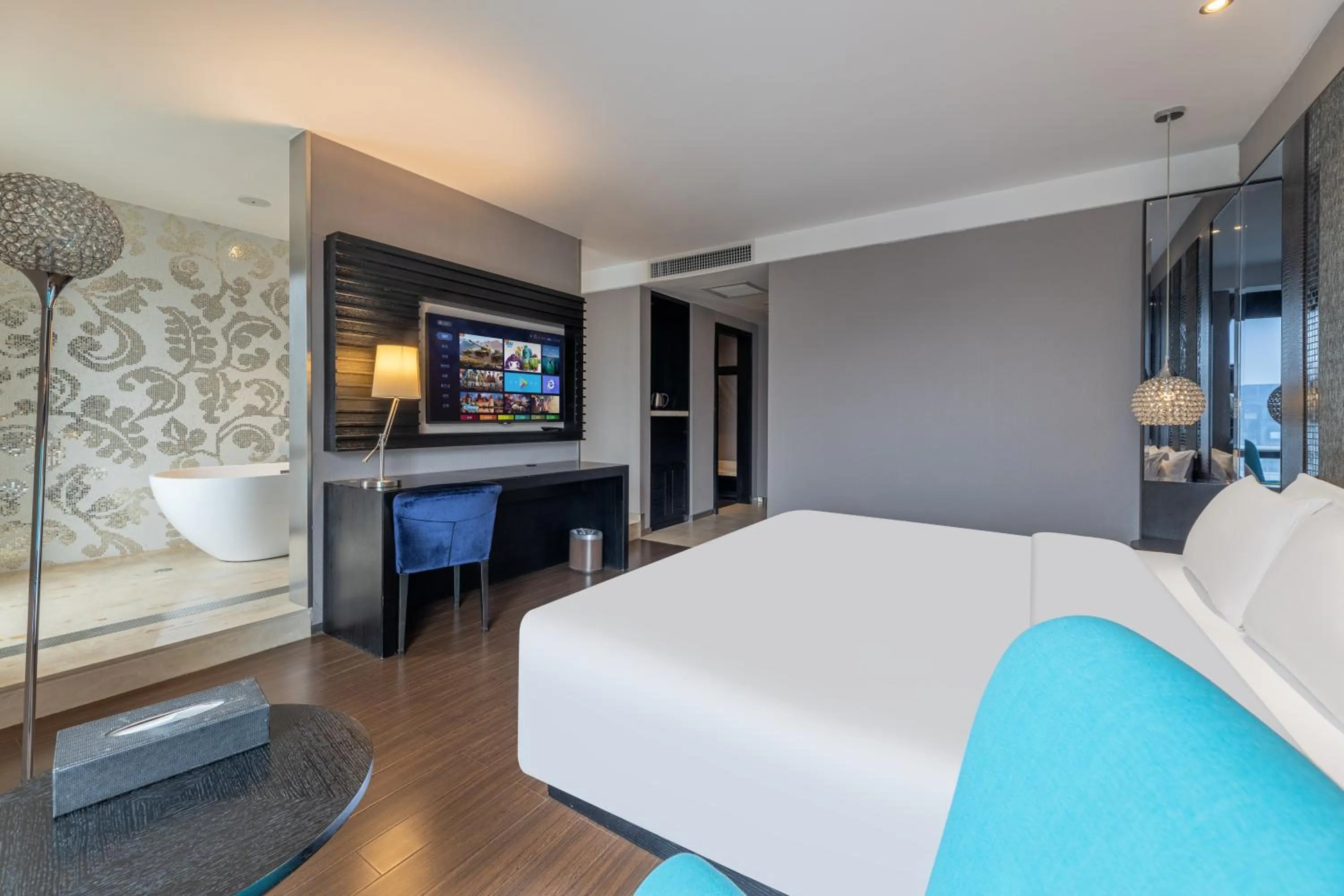 Photo of the whole room, Bed in Guangzhou Baiyun Airport Orange Crystal Hotel