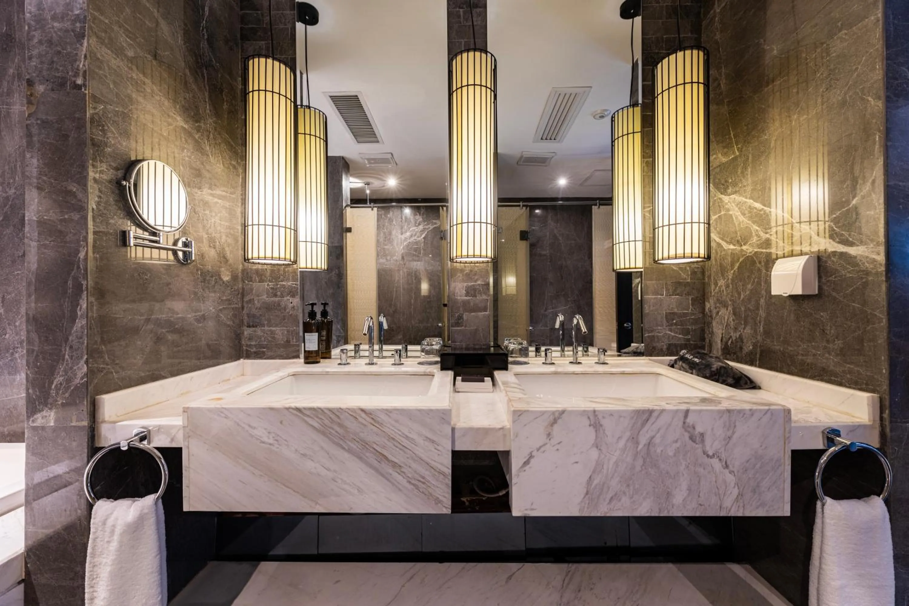 Bathroom in Guangzhou Baiyun Airport Orange Crystal Hotel