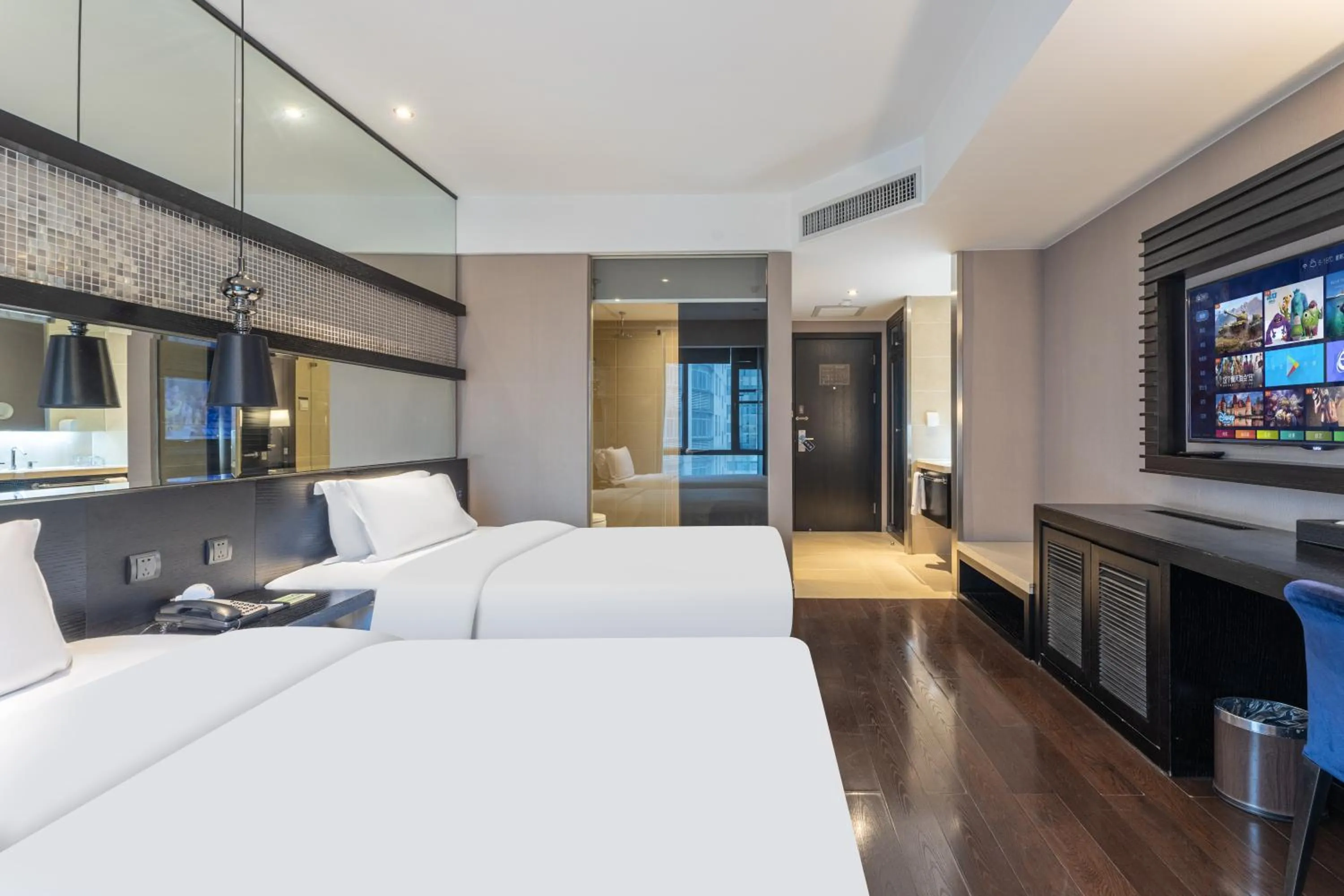 Restaurant/places to eat, Bed in Guangzhou Baiyun Airport Orange Crystal Hotel