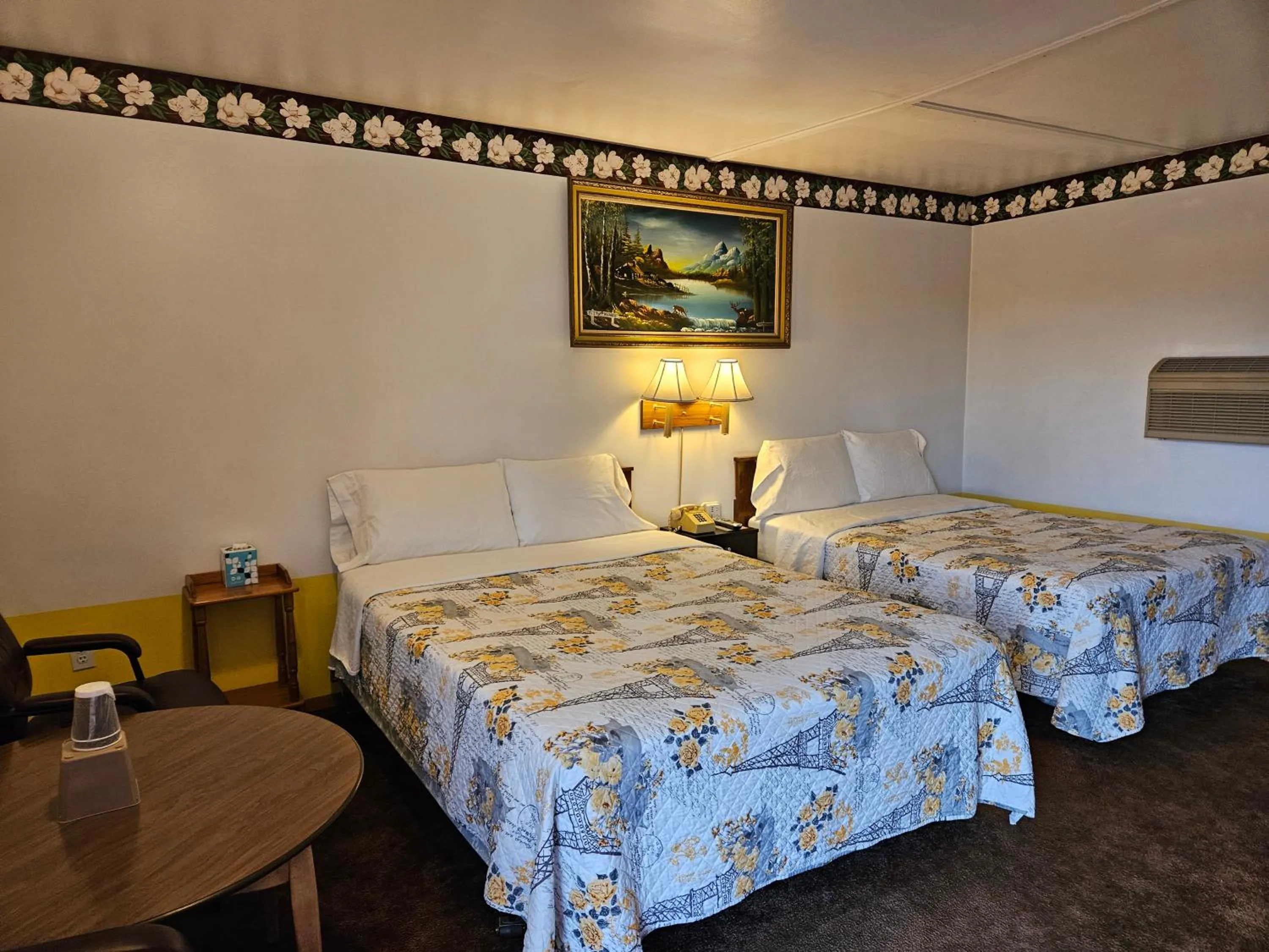 Bed in American Inn Motel Canon City