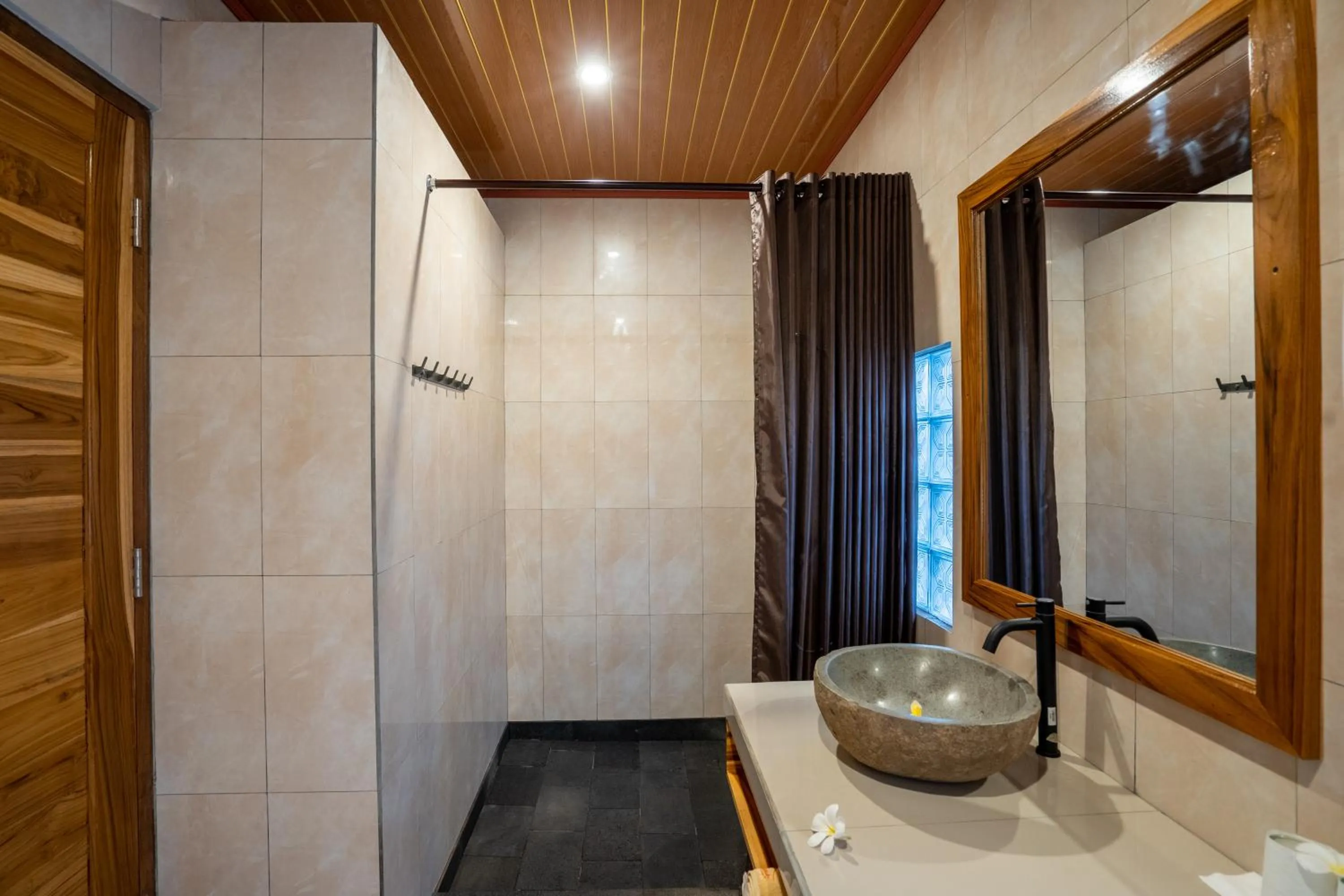 Bathroom in Rumah Gajah by Kubukubali