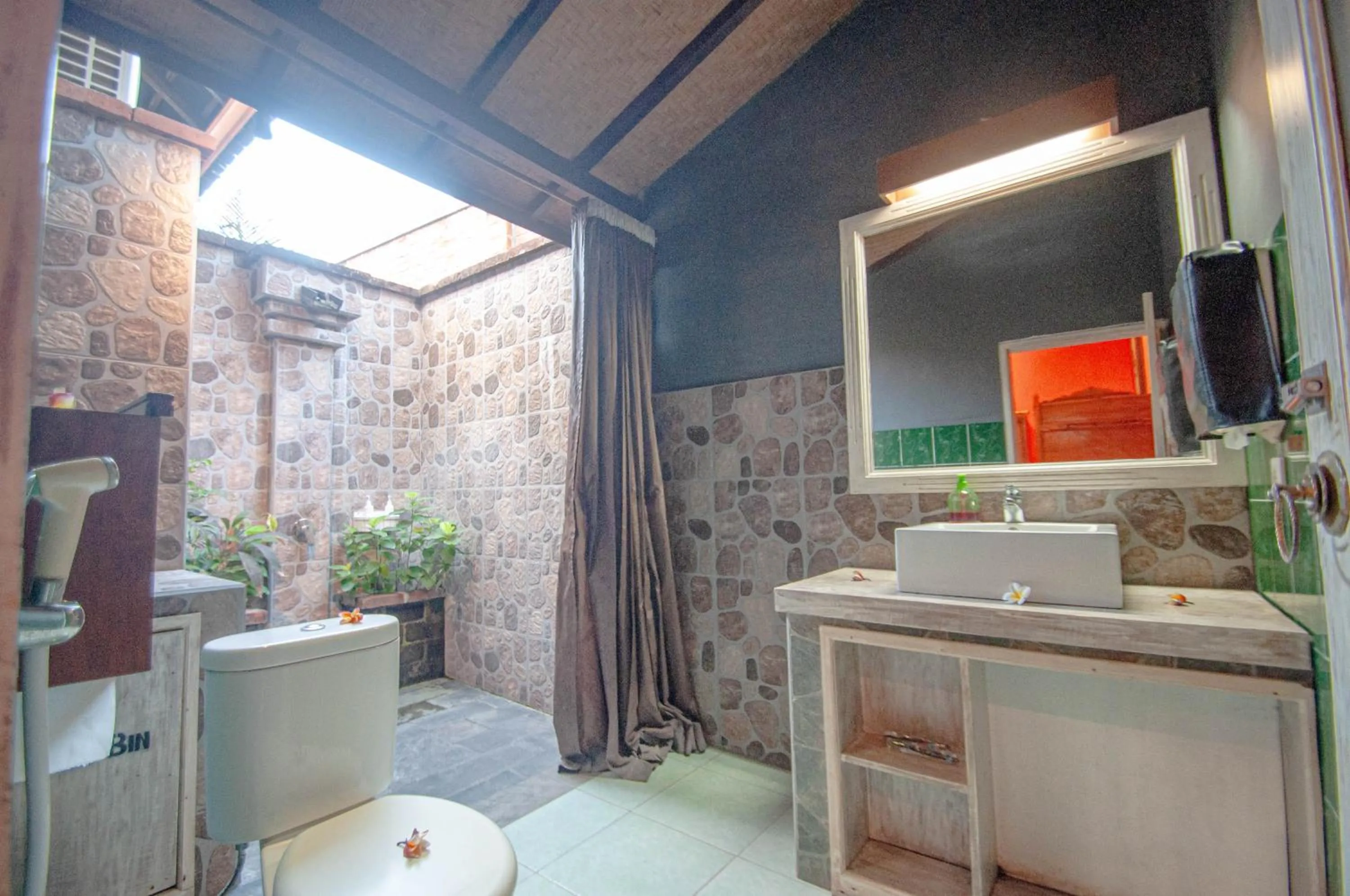Bathroom in Rumah Gajah by Kubukubali
