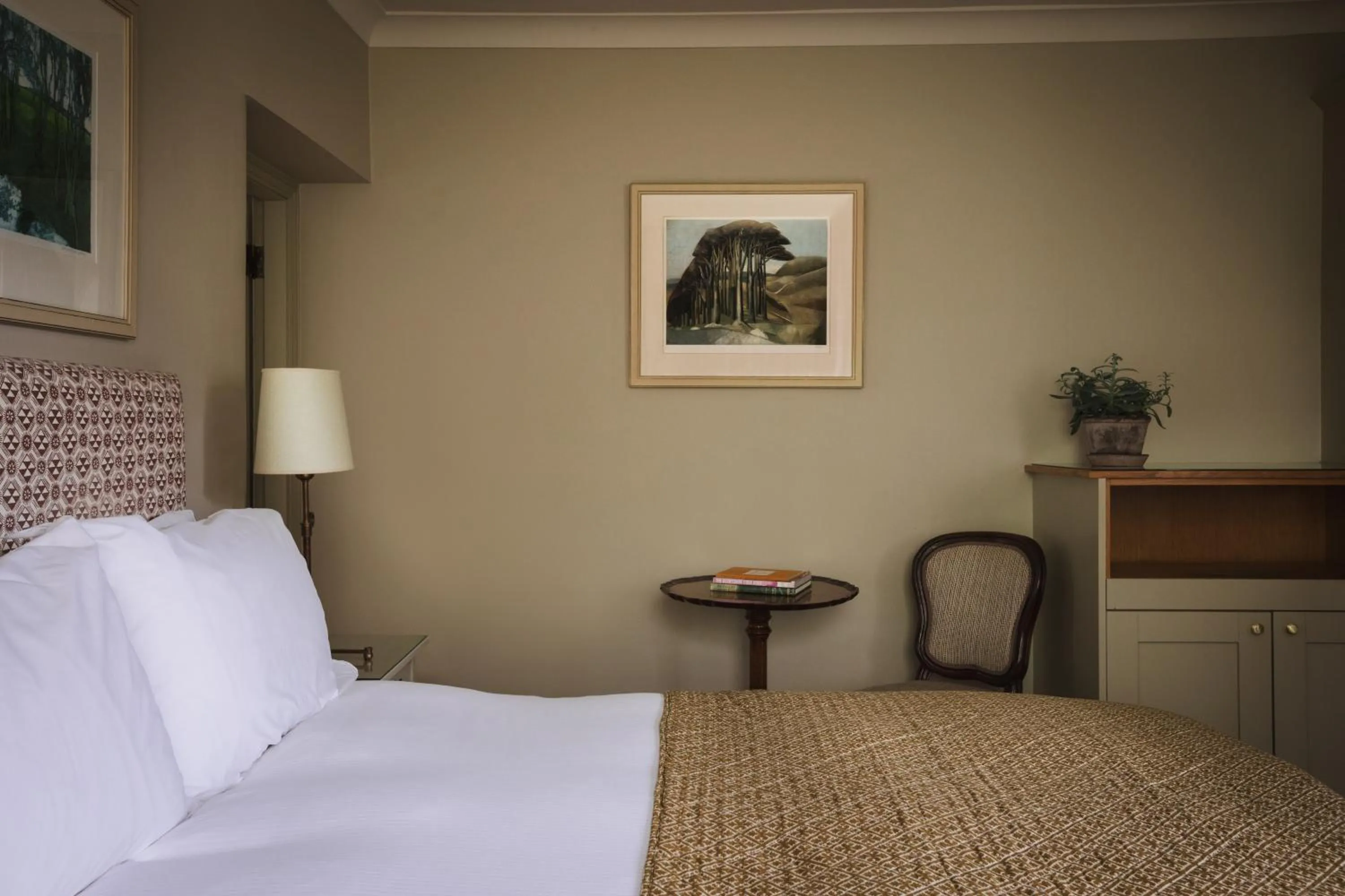 Bedroom, Bed in Devonshire Arms at Beeley - Chatsworth