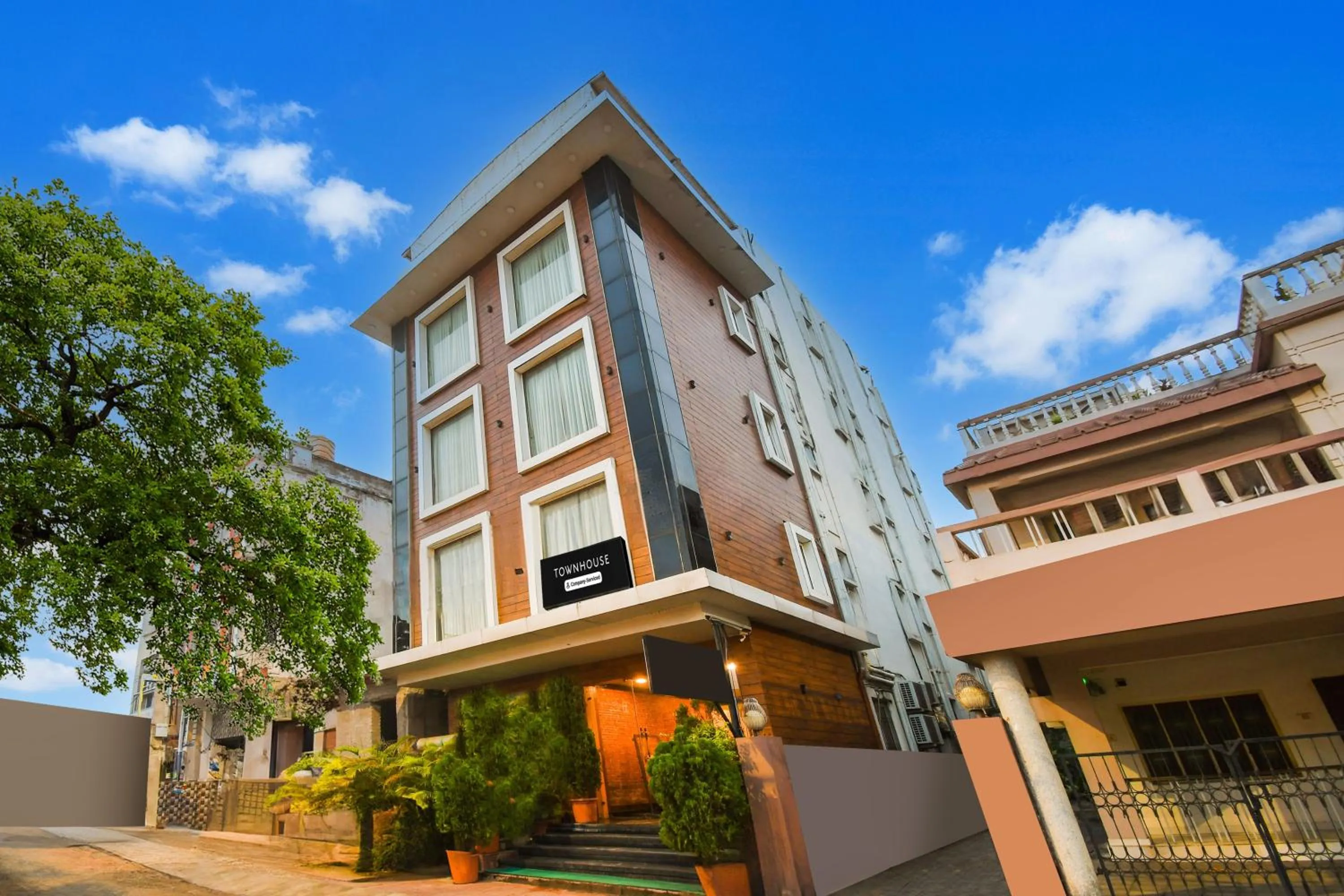 Facade/entrance in Super Townhouse Near Marine Drive