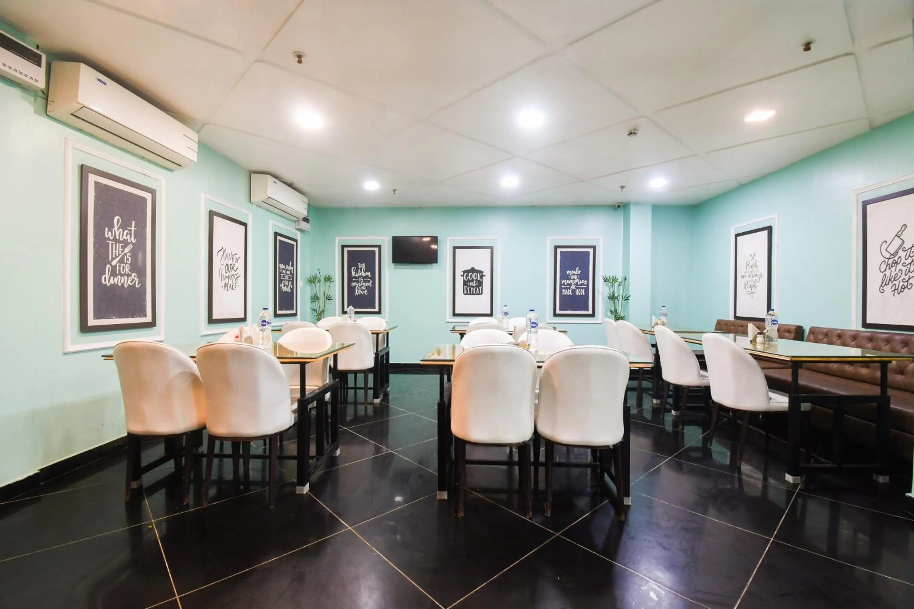 Restaurant/places to eat in Super Townhouse Near Marine Drive