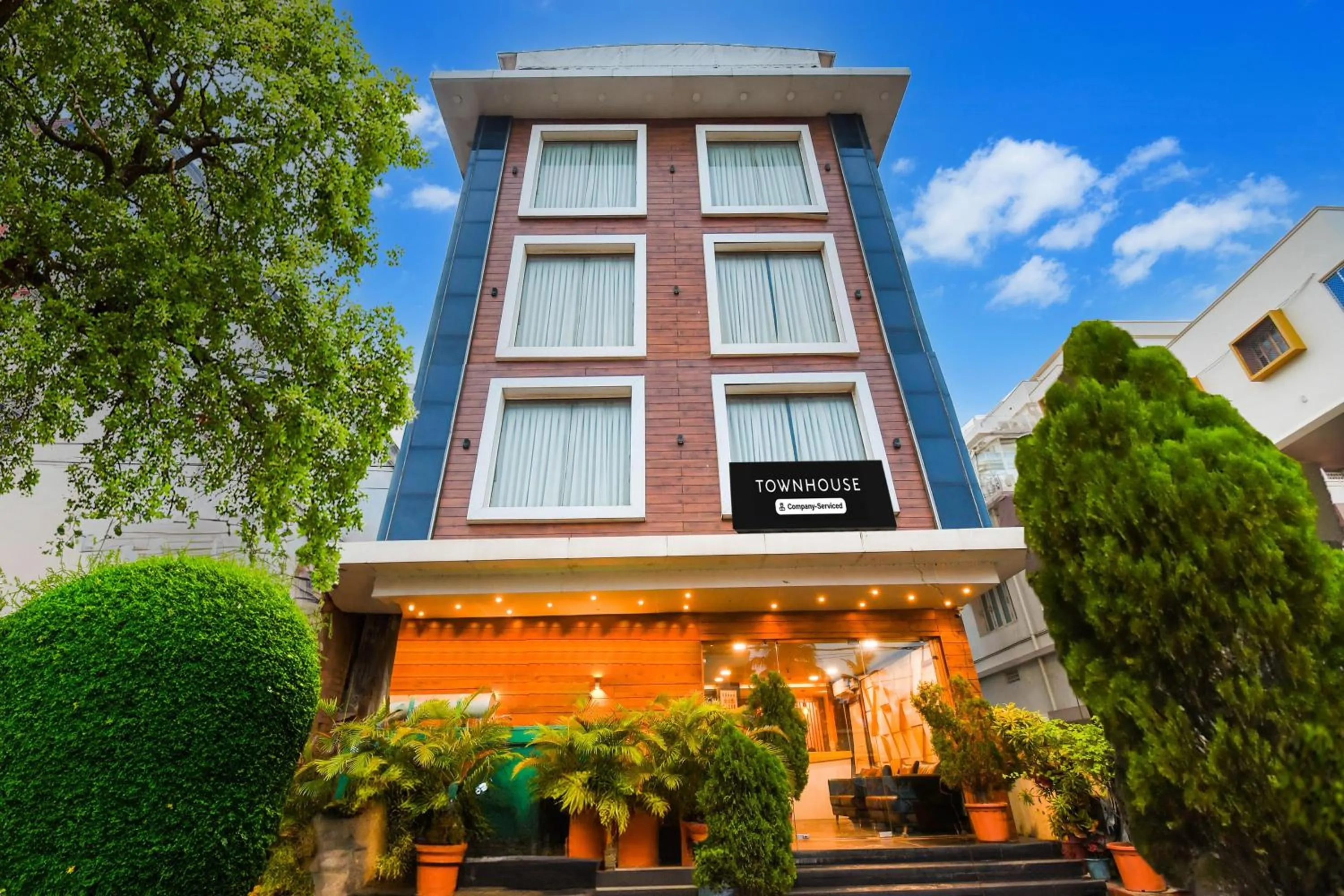 Facade/entrance in Super Townhouse Near Marine Drive