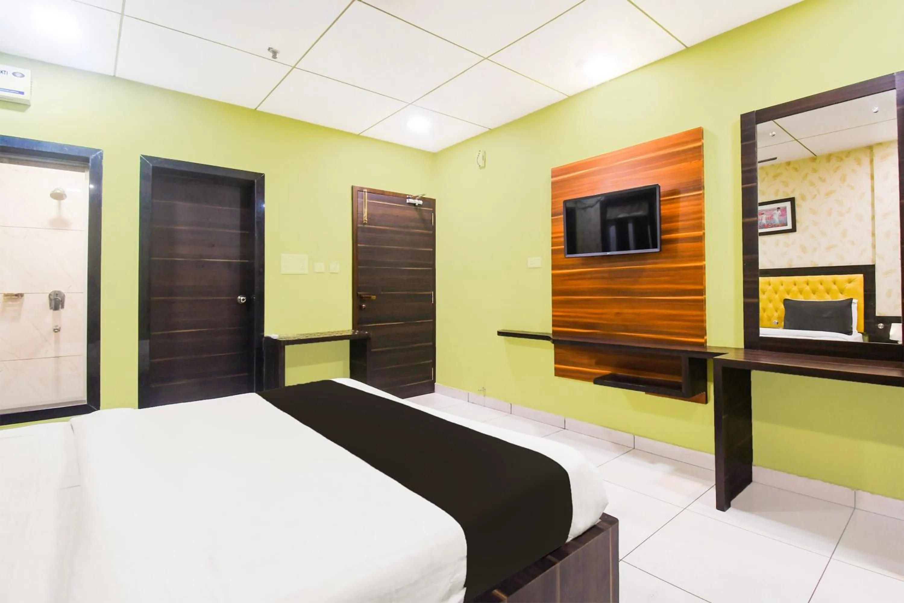 Bedroom, Bed in Super Townhouse Near Marine Drive