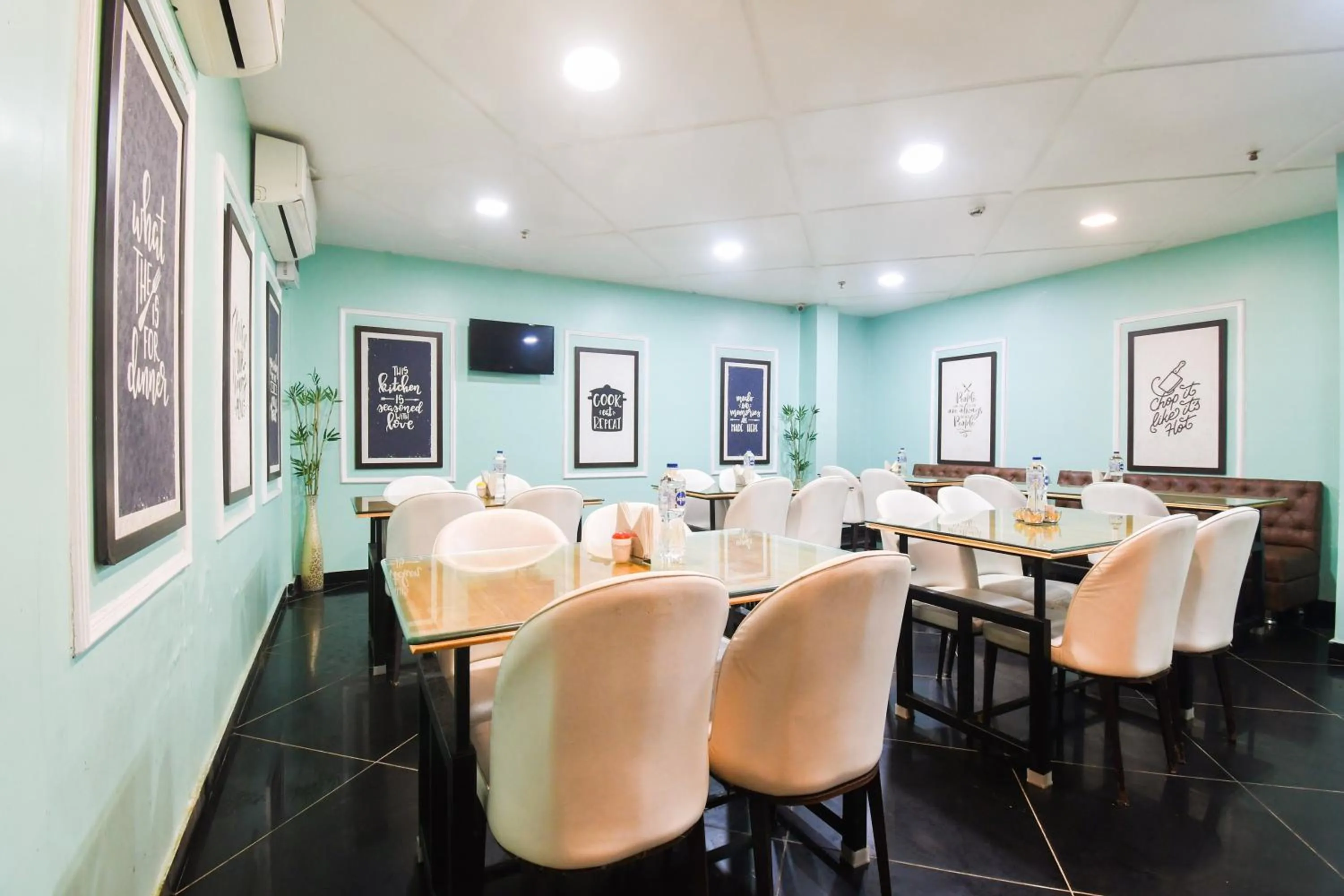 Restaurant/places to eat in Super Townhouse Near Marine Drive