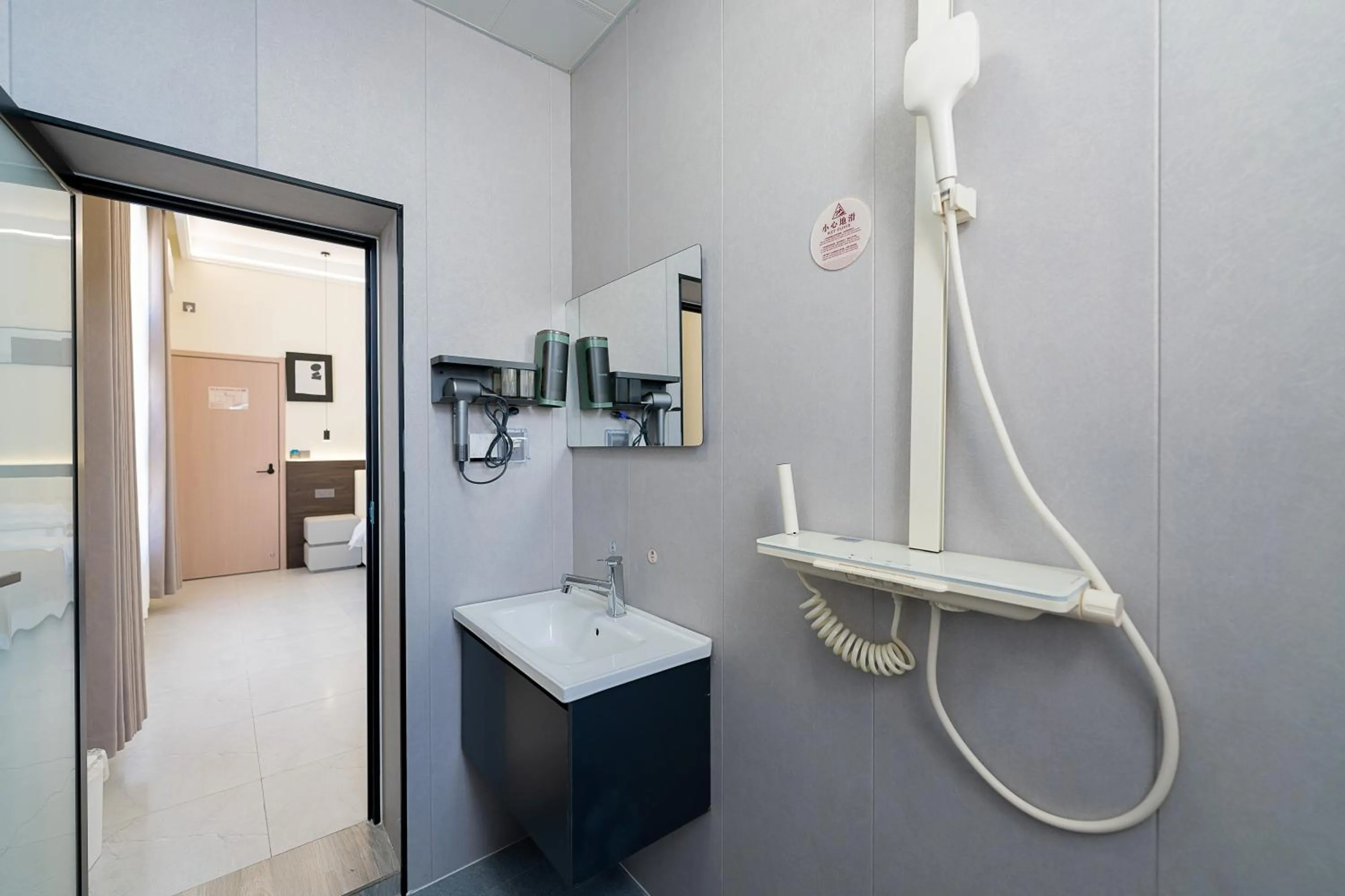 Shower in Wuyi Whispering Maple