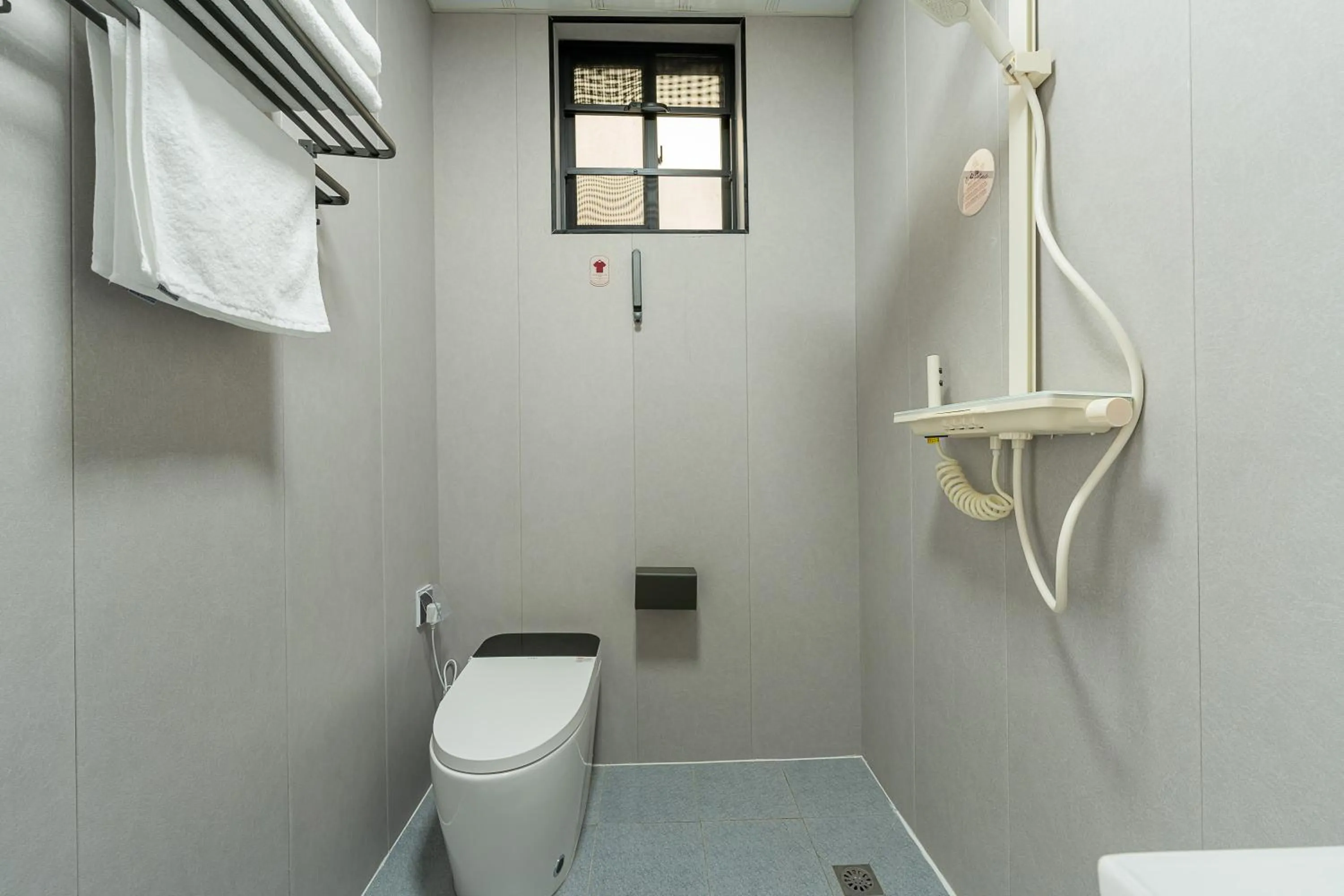 Shower in Wuyi Whispering Maple