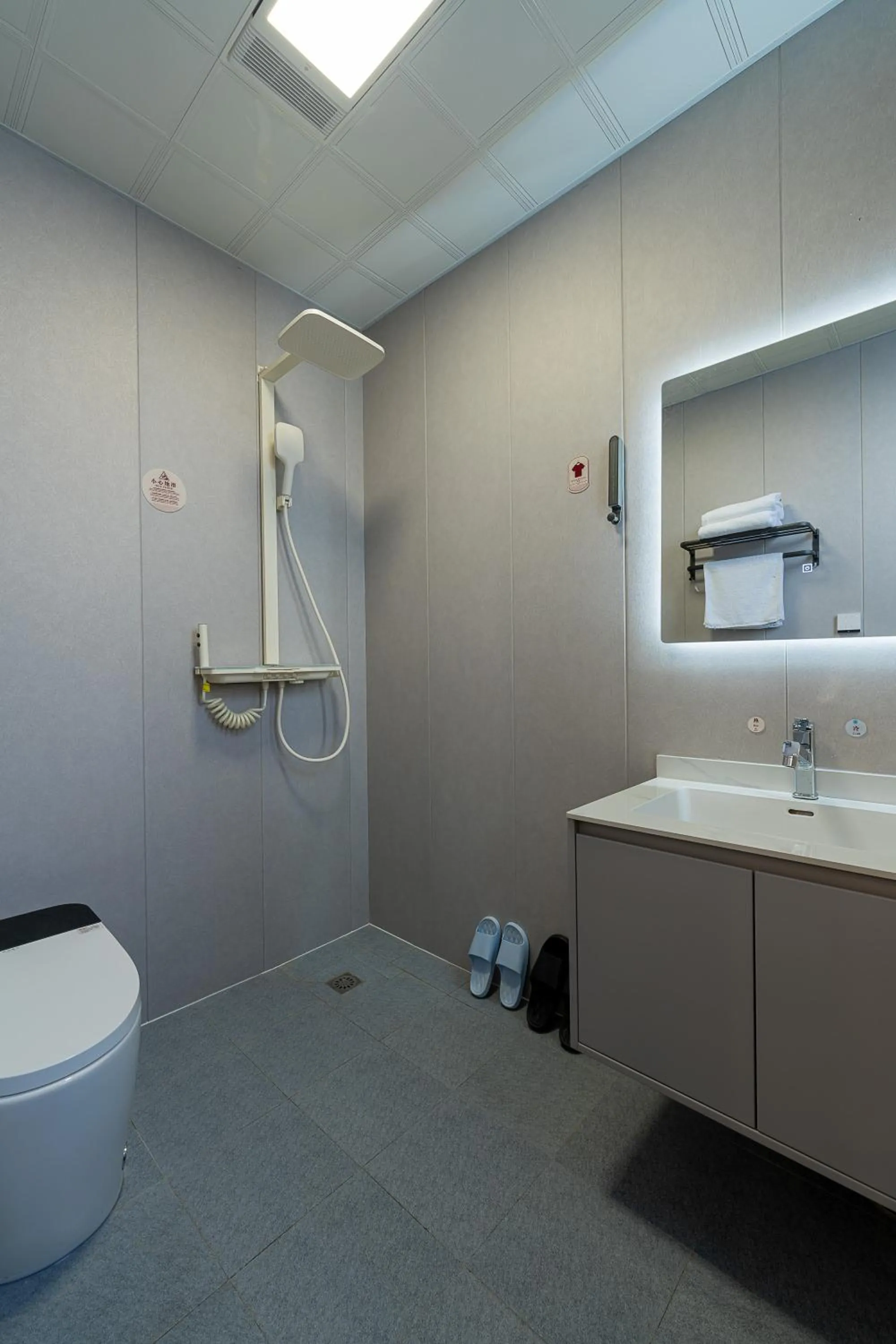 Shower in Wuyi Whispering Maple