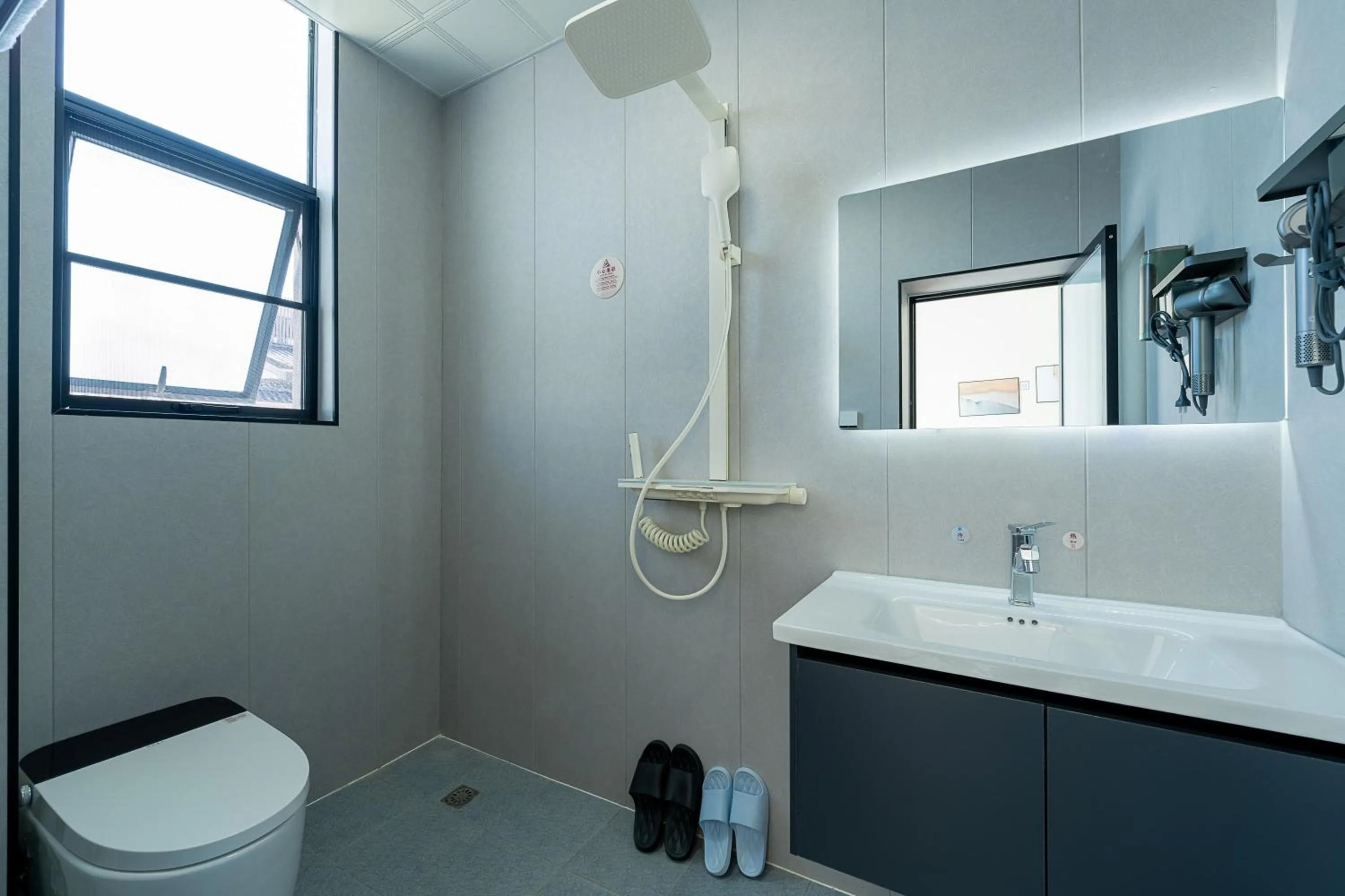 Shower in Wuyi Whispering Maple