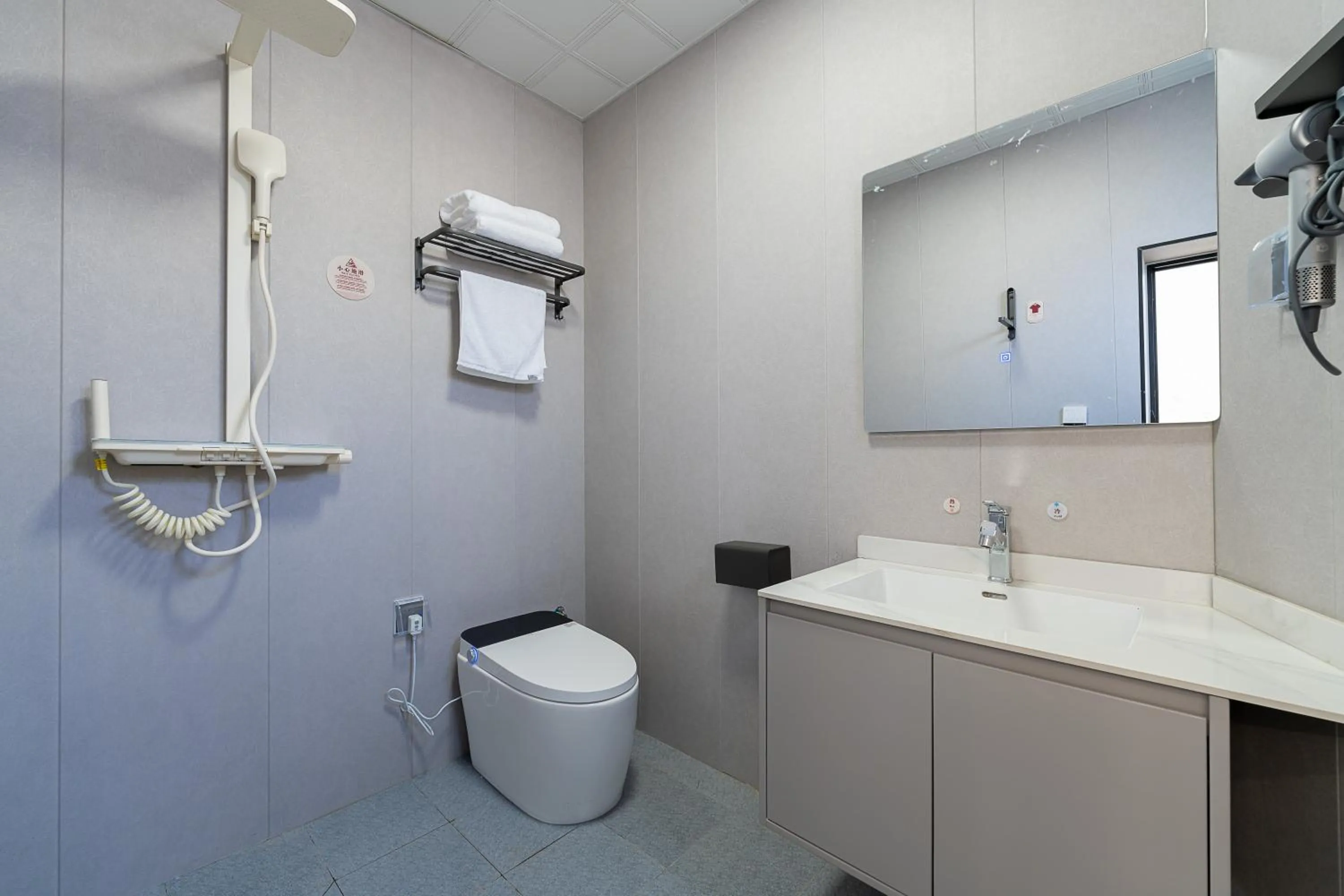 Shower in Wuyi Whispering Maple