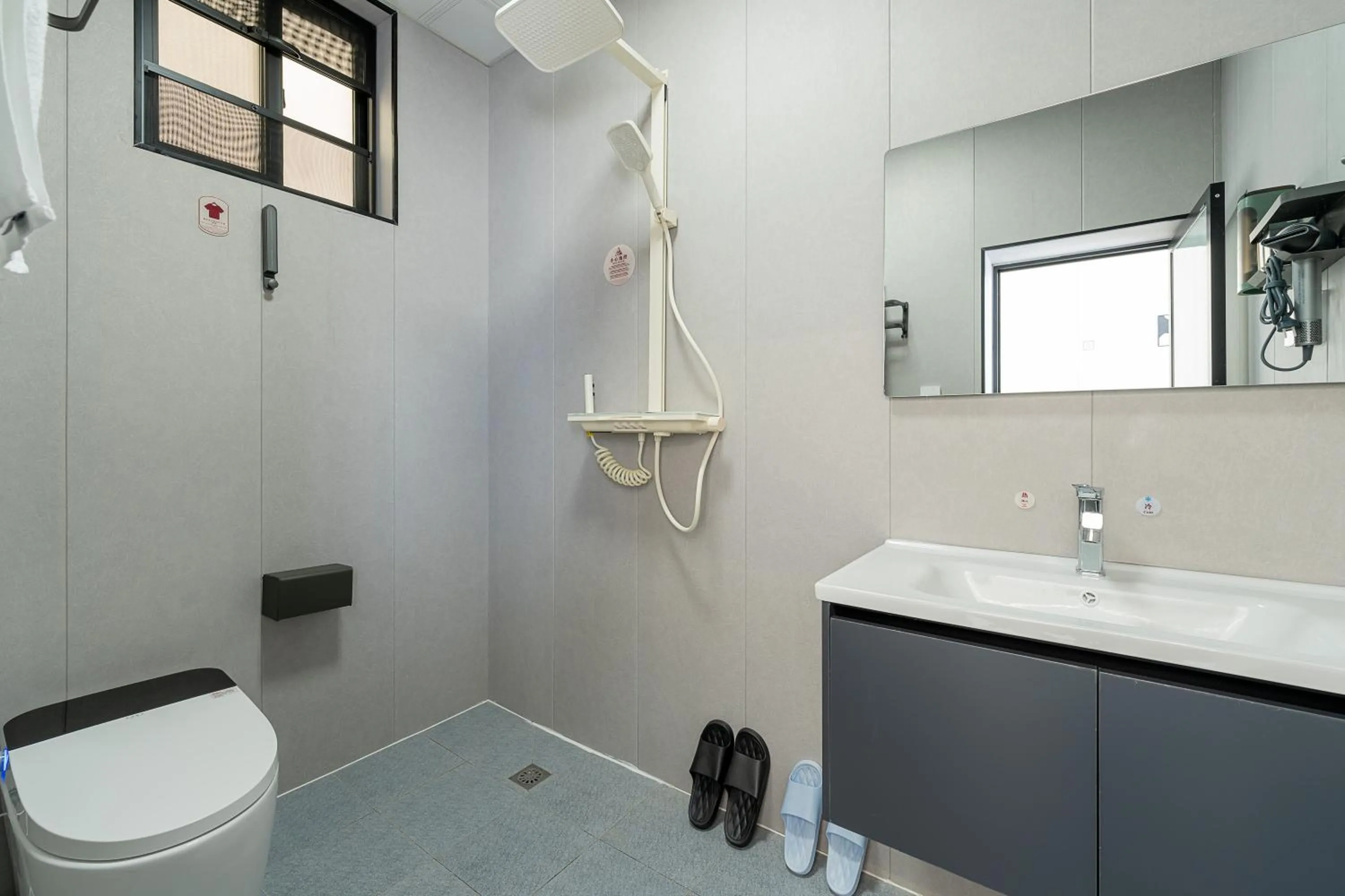 Shower in Wuyi Whispering Maple