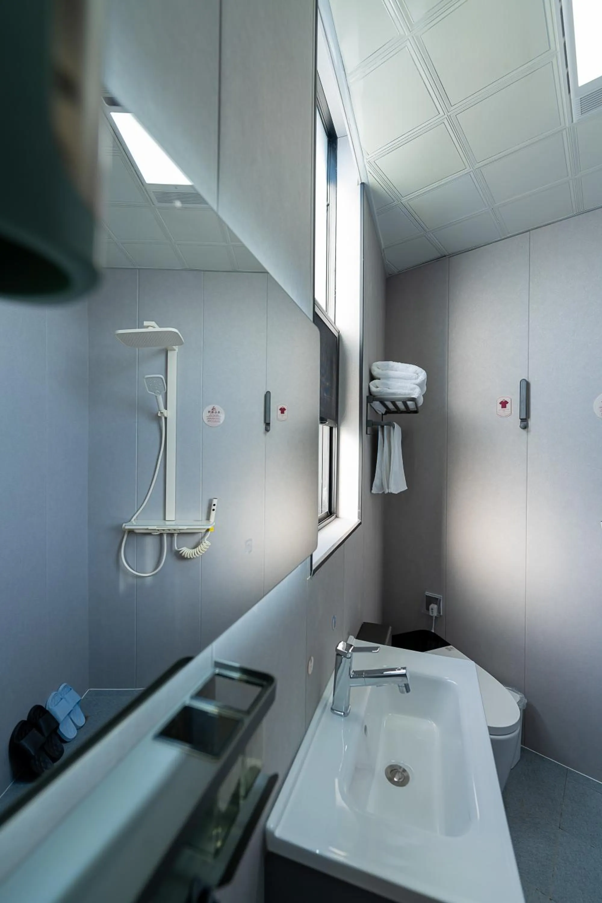 Shower in Wuyi Whispering Maple