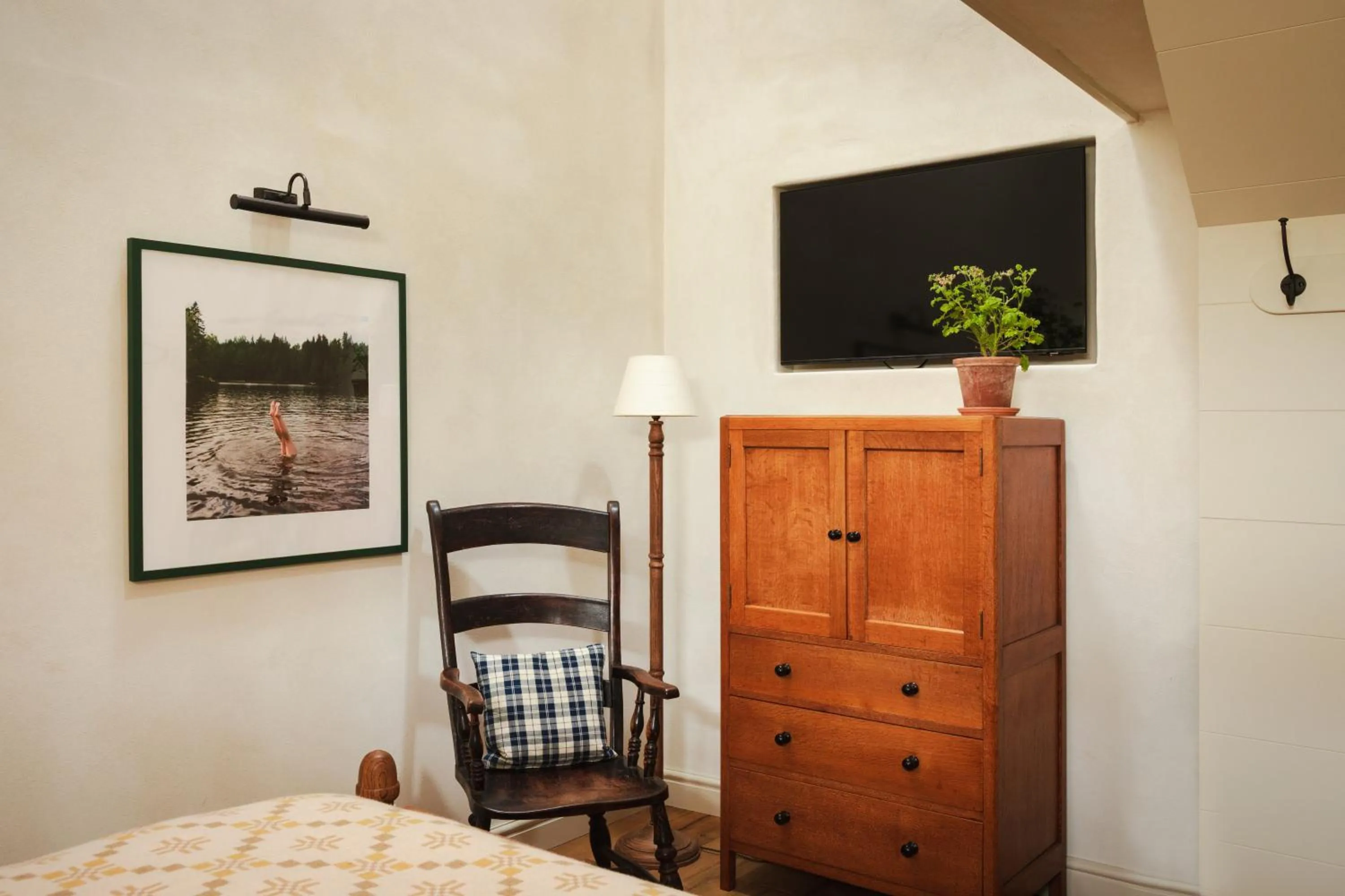 Bedroom, Bed in The Pilsley Inn - Chatsworth