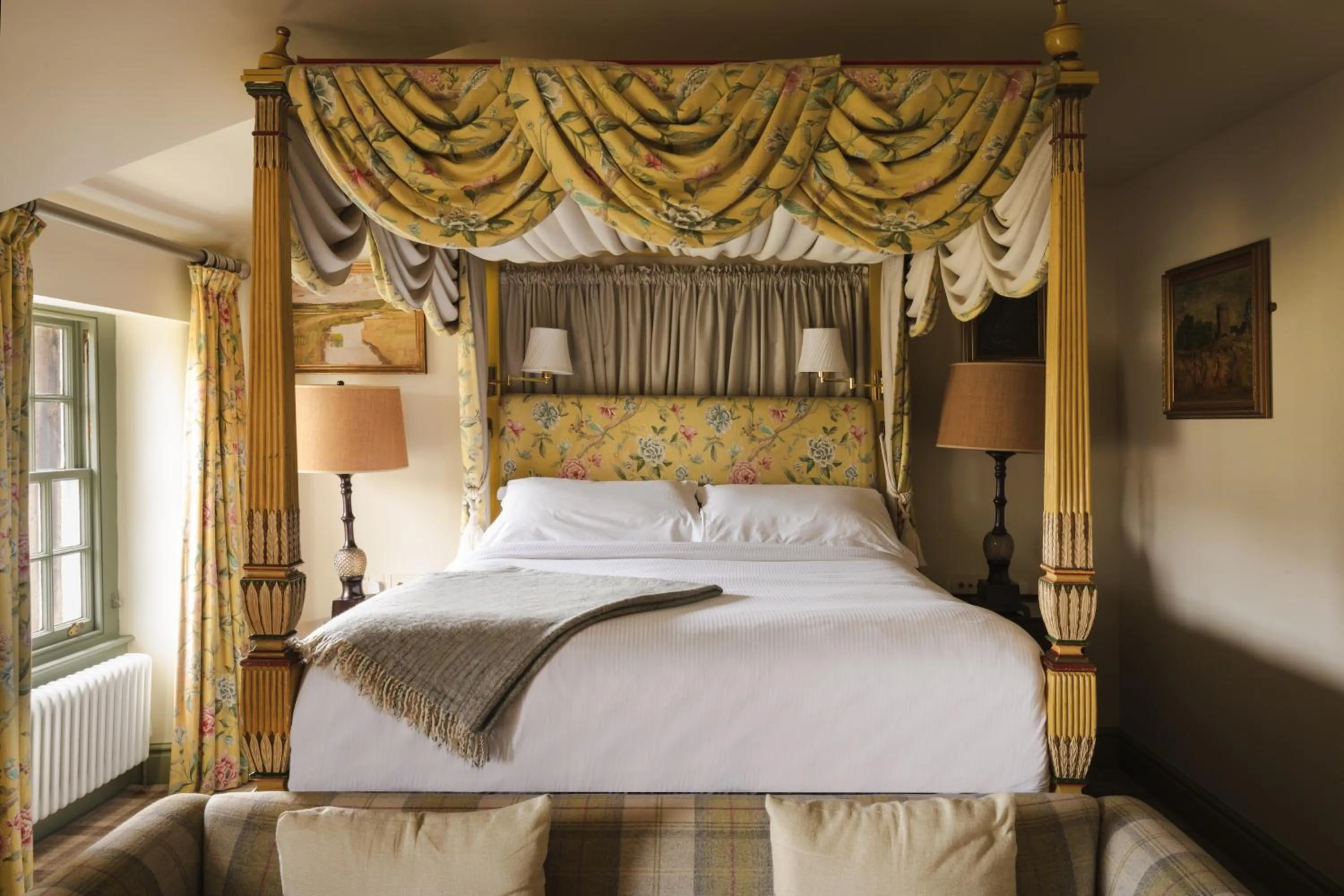 Bedroom, Bed in The Pilsley Inn - Chatsworth