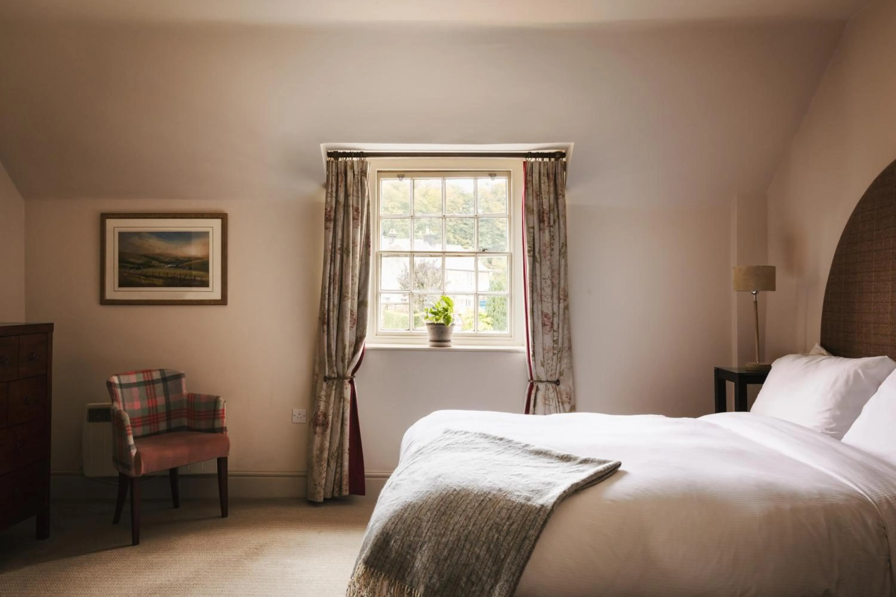 Bedroom, Bed in The Pilsley Inn - Chatsworth