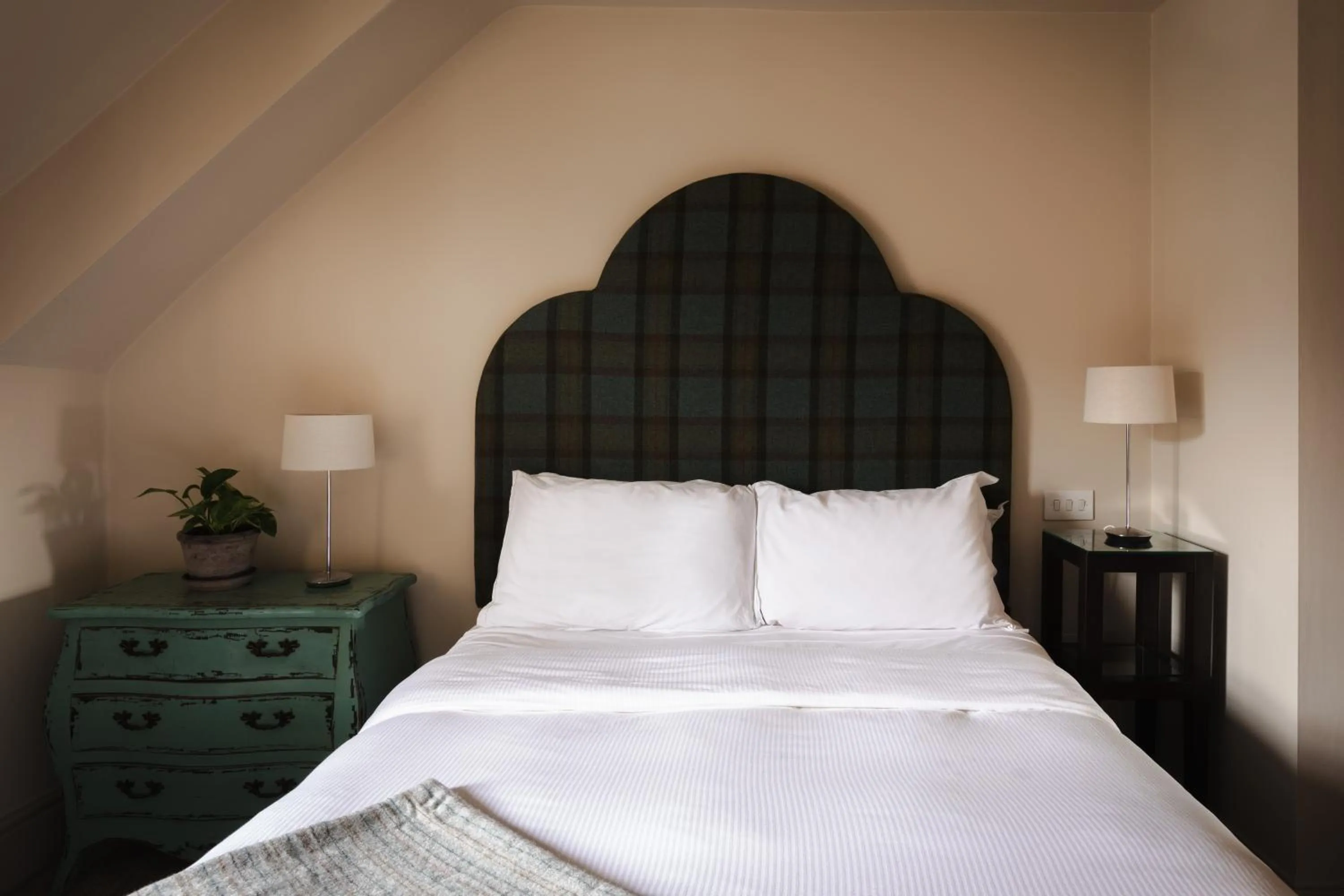 Bedroom, Bed in The Pilsley Inn - Chatsworth